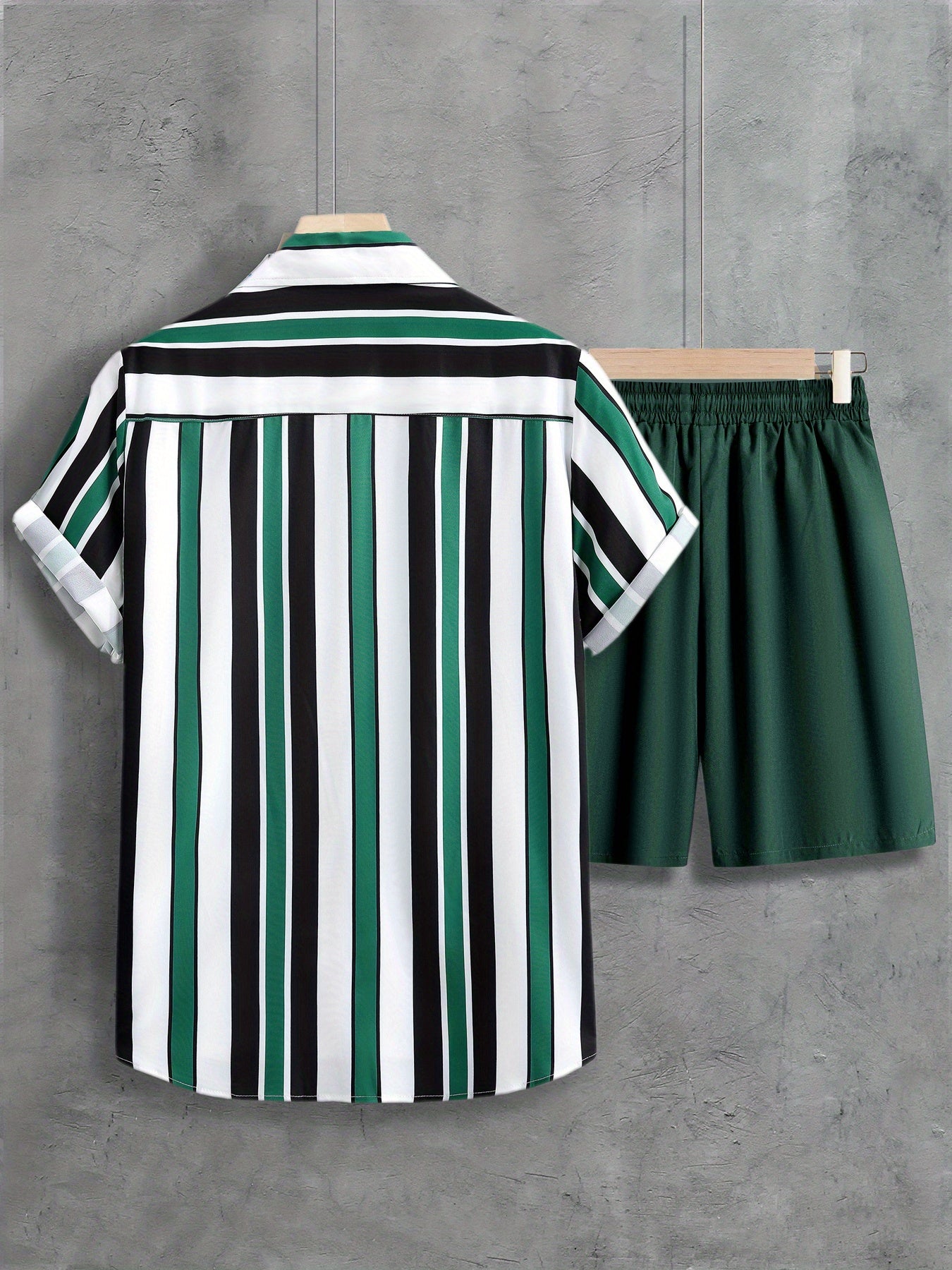 Set consisting of a short-sleeved shirt with lapel collar and buttons and shorts with drawstring