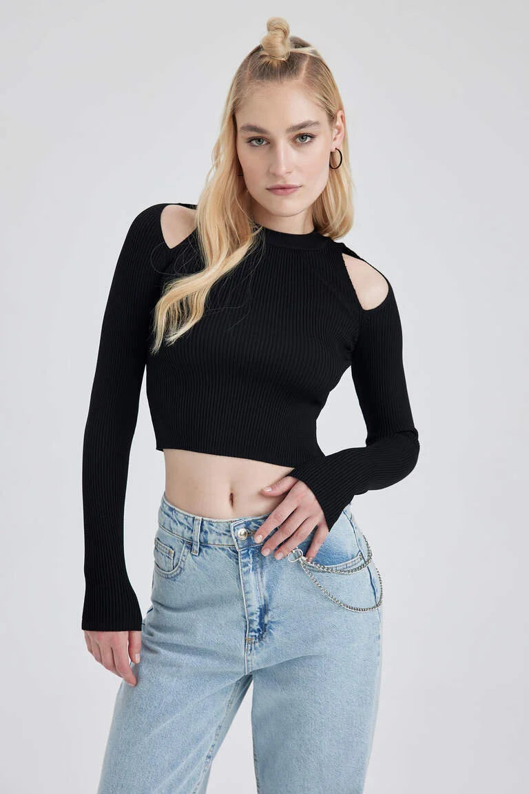 Knitted slim-fit sweater with round neck