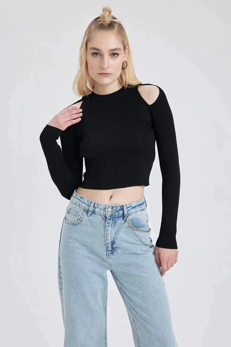 Knitted slim-fit sweater with round neck