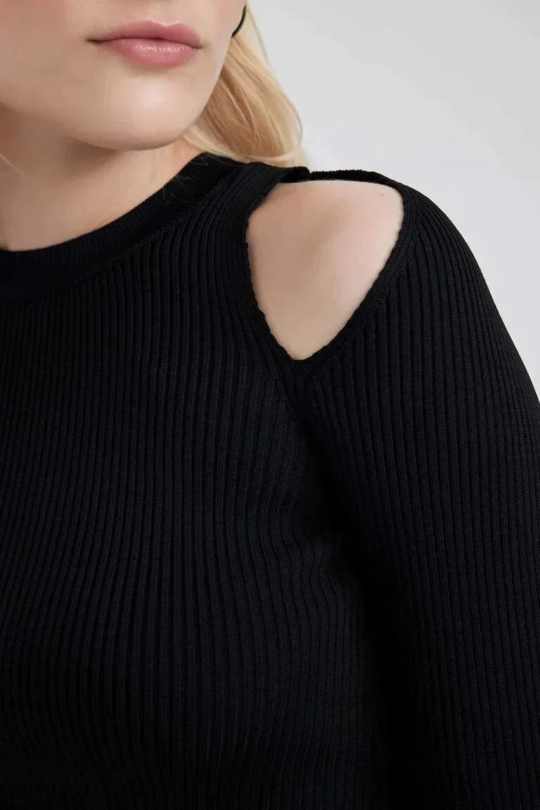 Knitted slim-fit sweater with round neck
