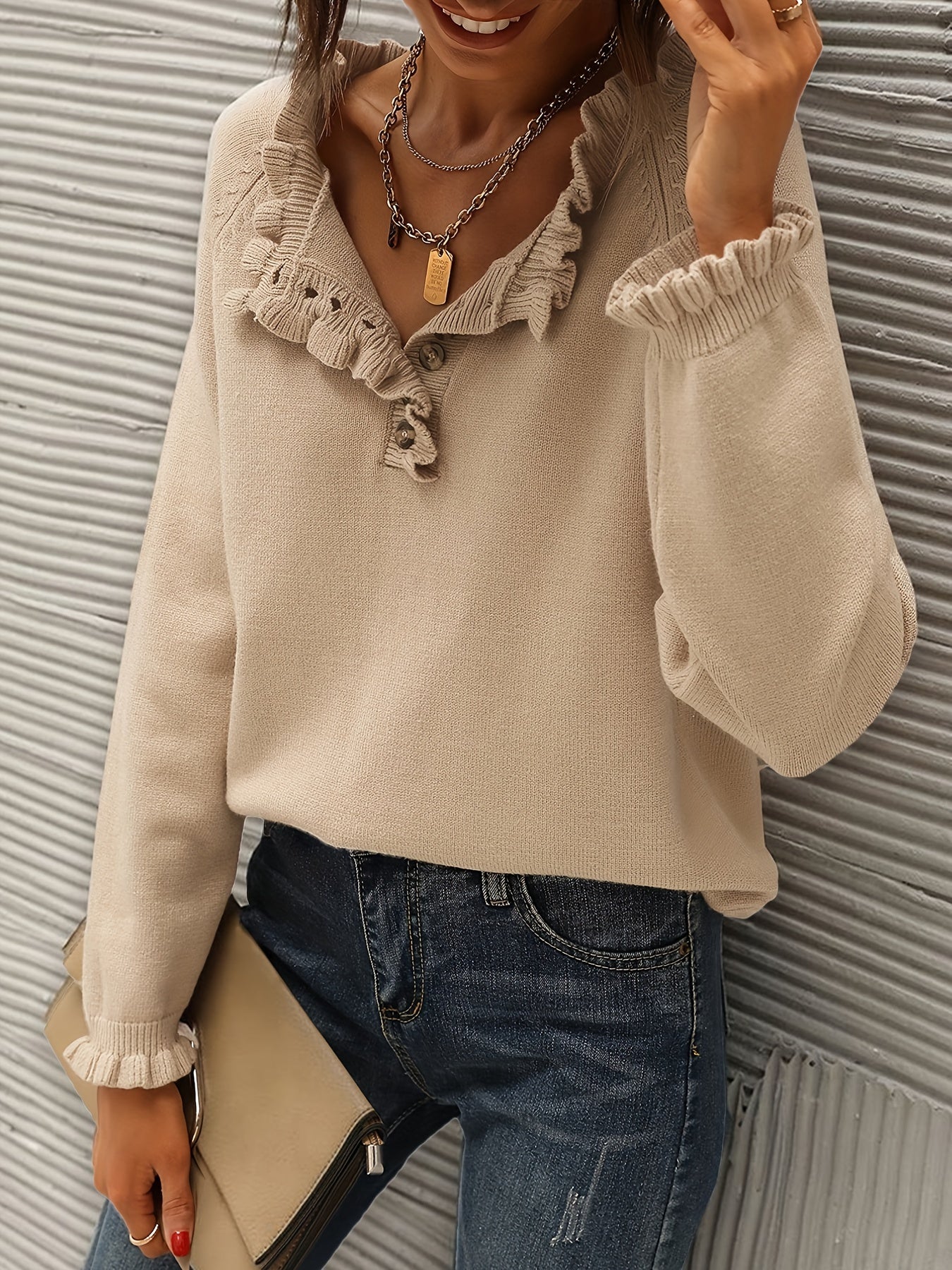 Sweater with V-neck and ruffles at the hem with buttons