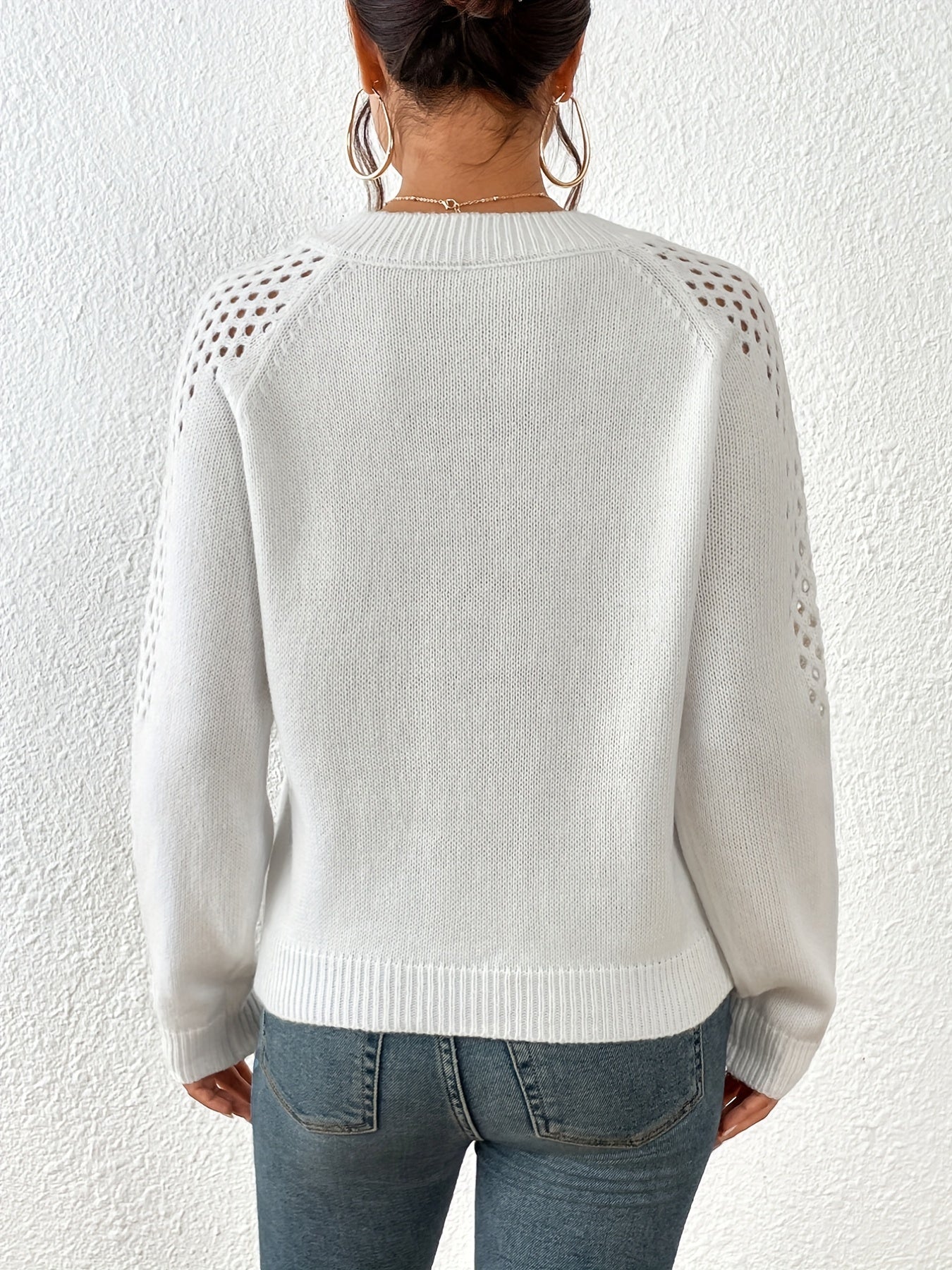 Wide sweater with long sleeves, V-neck and shoulder cutout