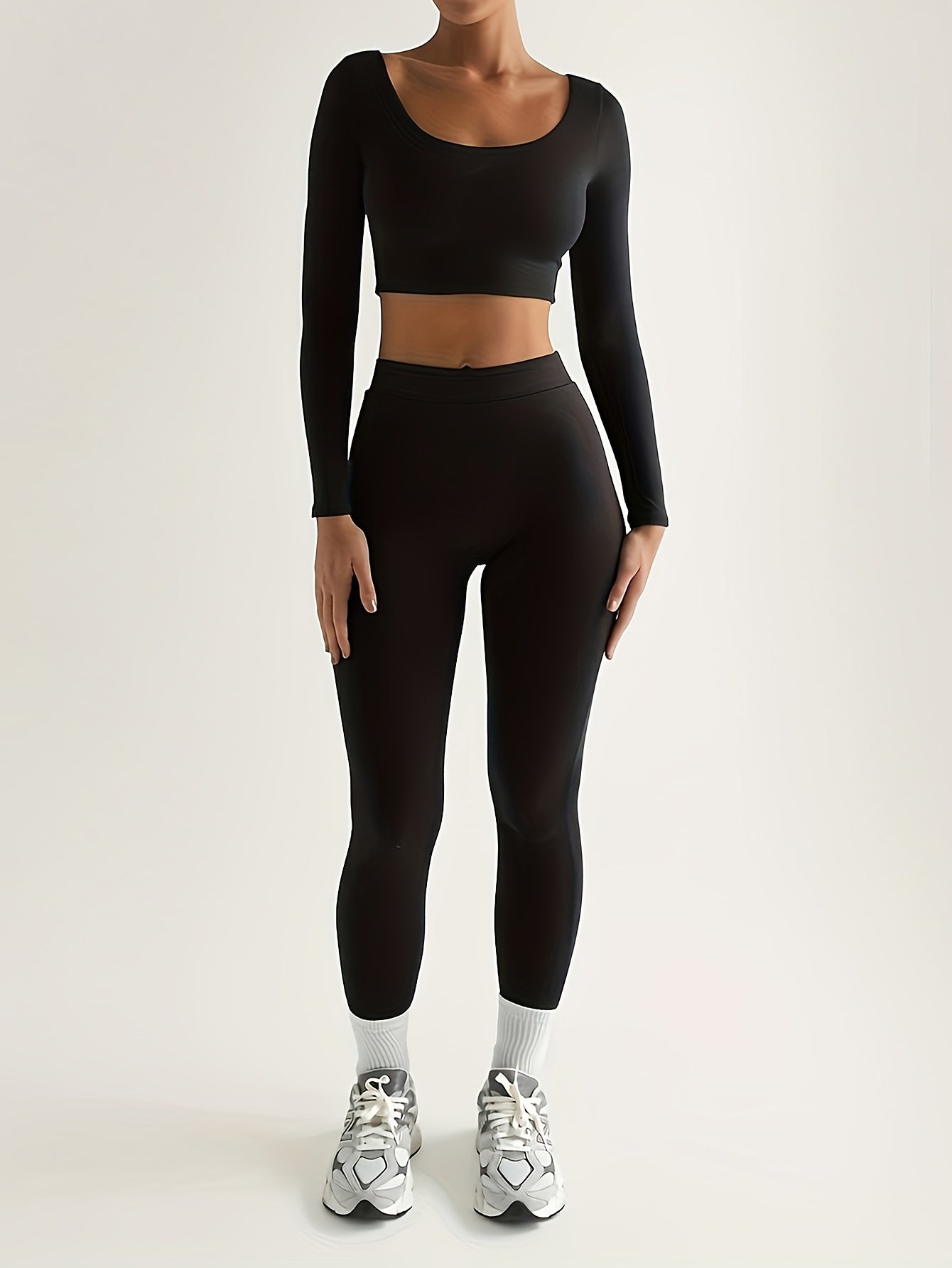 Sports set consisting of a long-sleeved crop top and high-waisted skinny pants