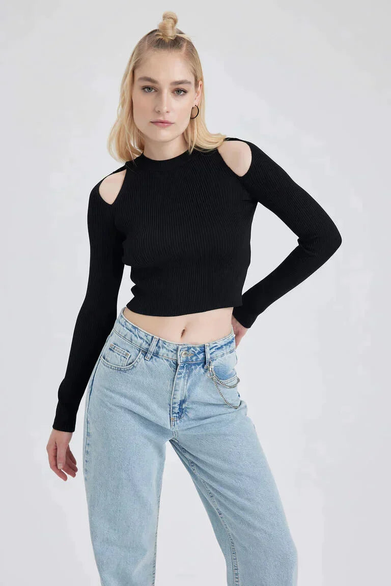 Knitted slim-fit sweater with round neck