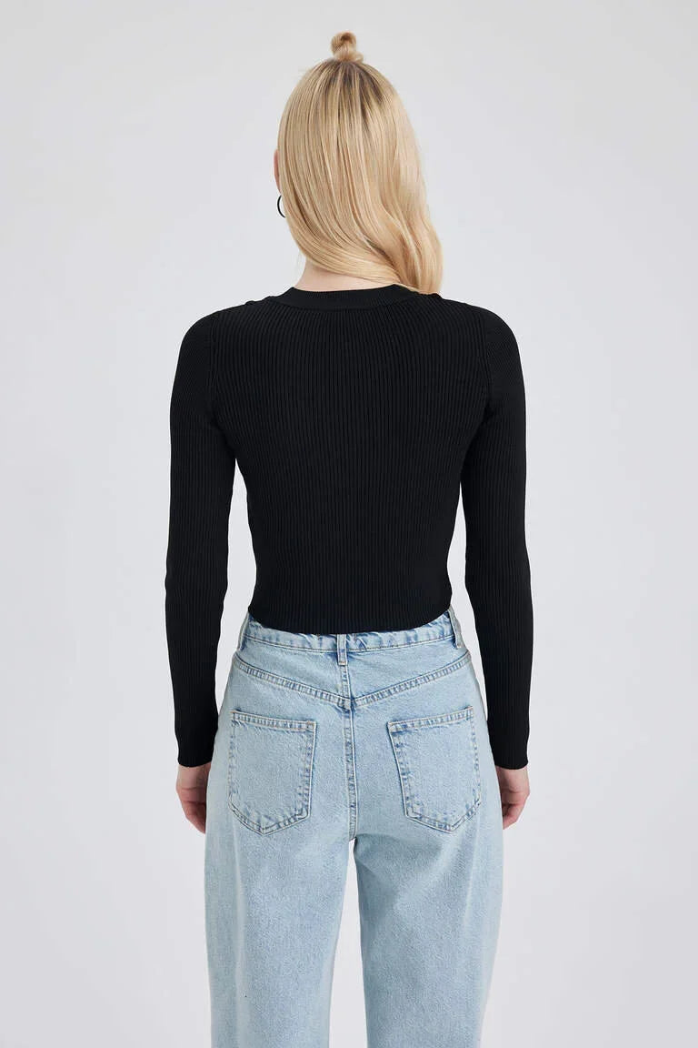 Knitted slim-fit sweater with round neck