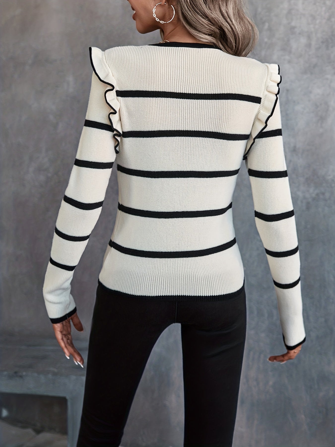 Striped sweater with round neck in black and white