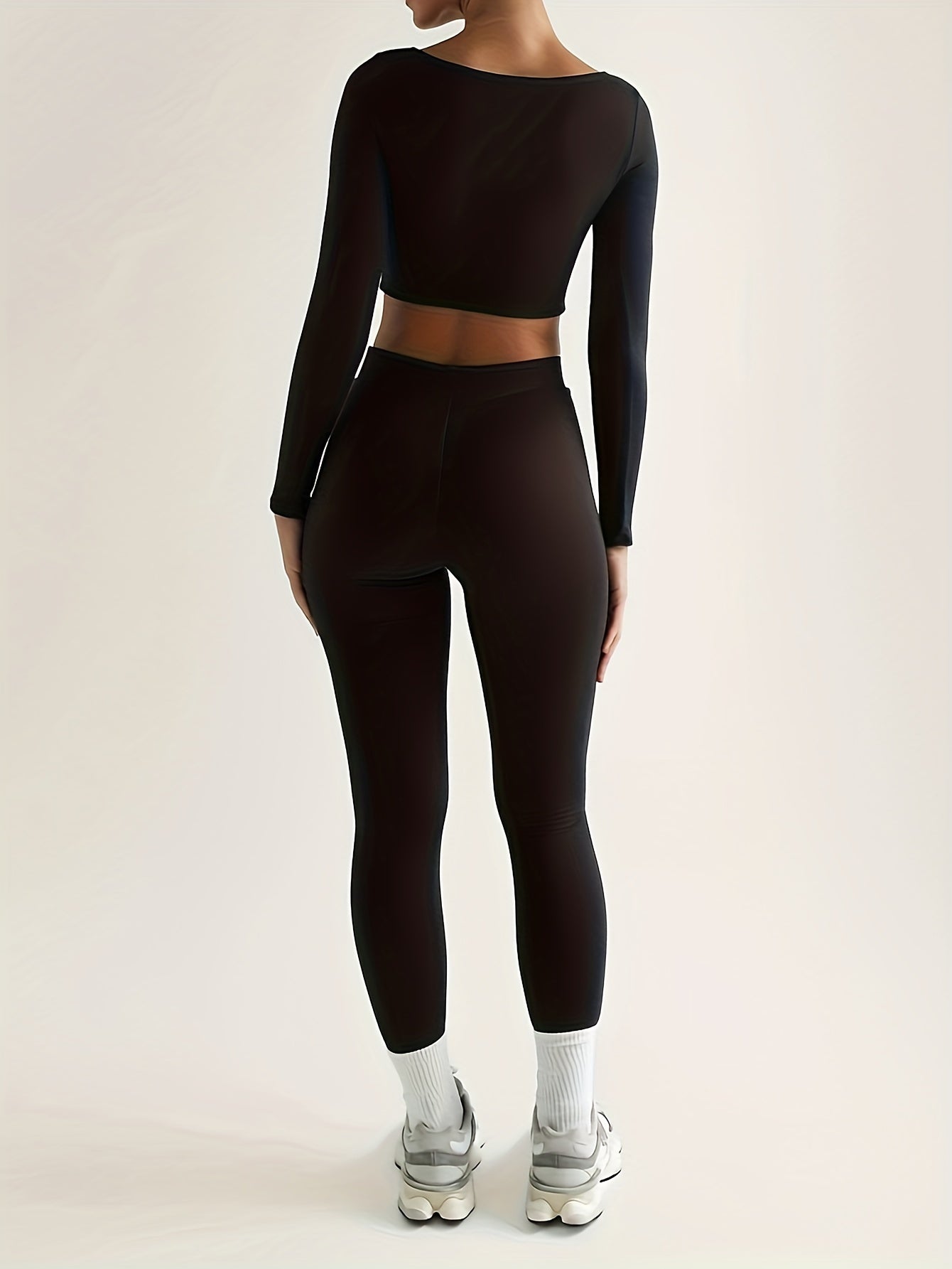 Sports set consisting of a long-sleeved crop top and high-waisted skinny pants