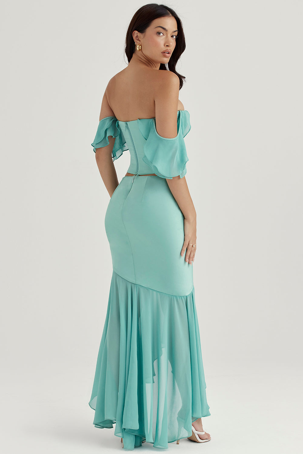 Jade corset with ruffles on the sleeves and maxi skirt with ruffles