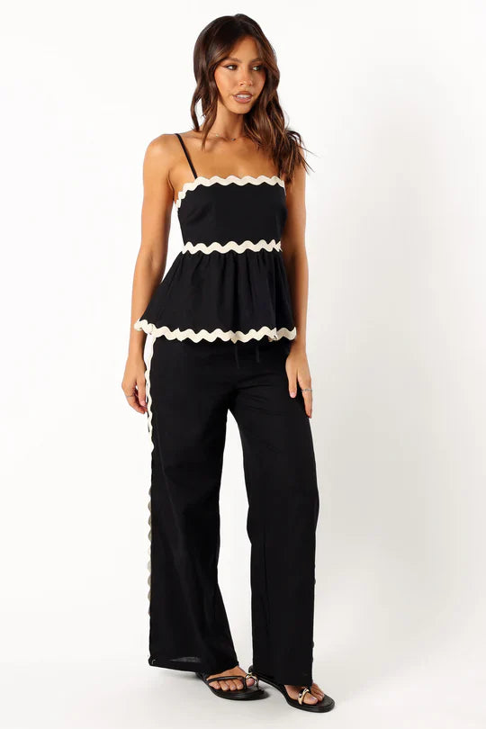 Top with round stripes and wide-leg trousers