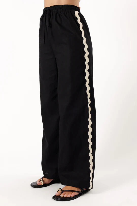 Top with round stripes and wide-leg trousers