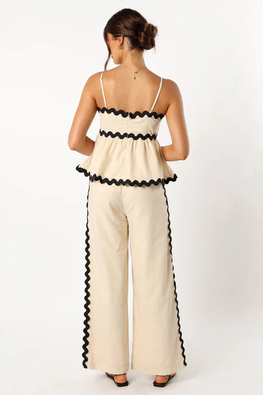 Top with round stripes and wide-leg trousers