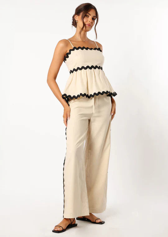 Top with round stripes and wide-leg trousers