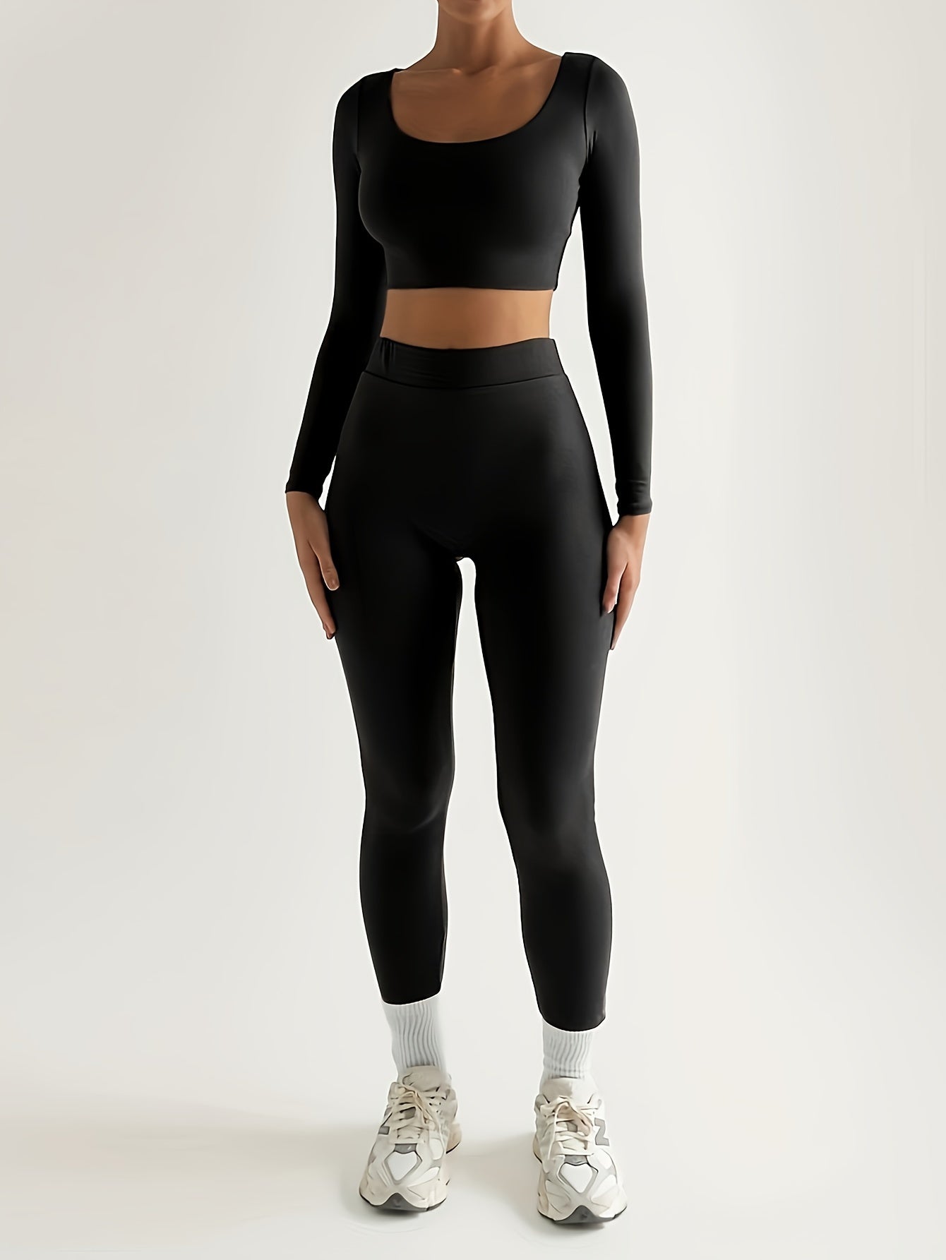 Sports set consisting of a long-sleeved crop top and high-waisted skinny pants