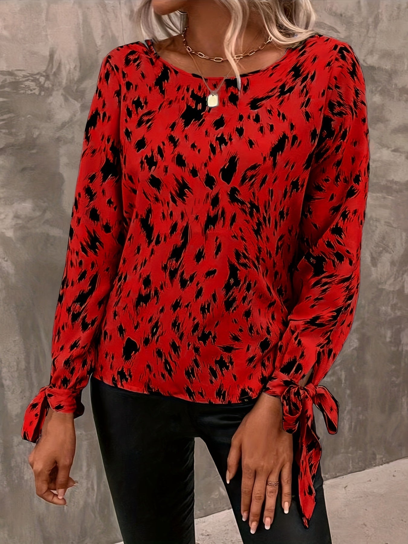 Elegant blouse with long sleeves and tied cuffs