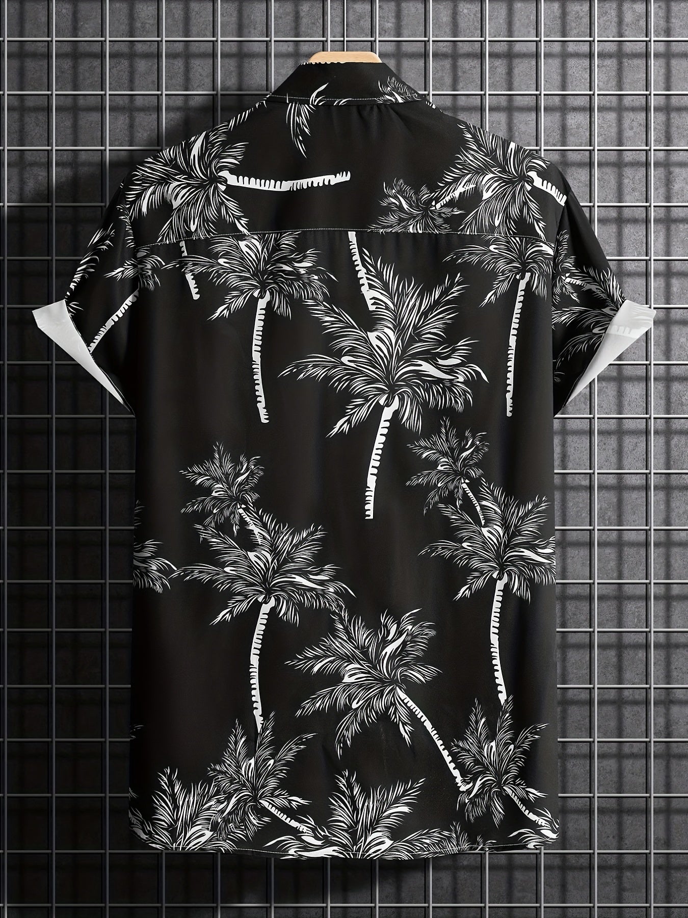 Casual shirt with short sleeves and palm tree motif for the summer holidays