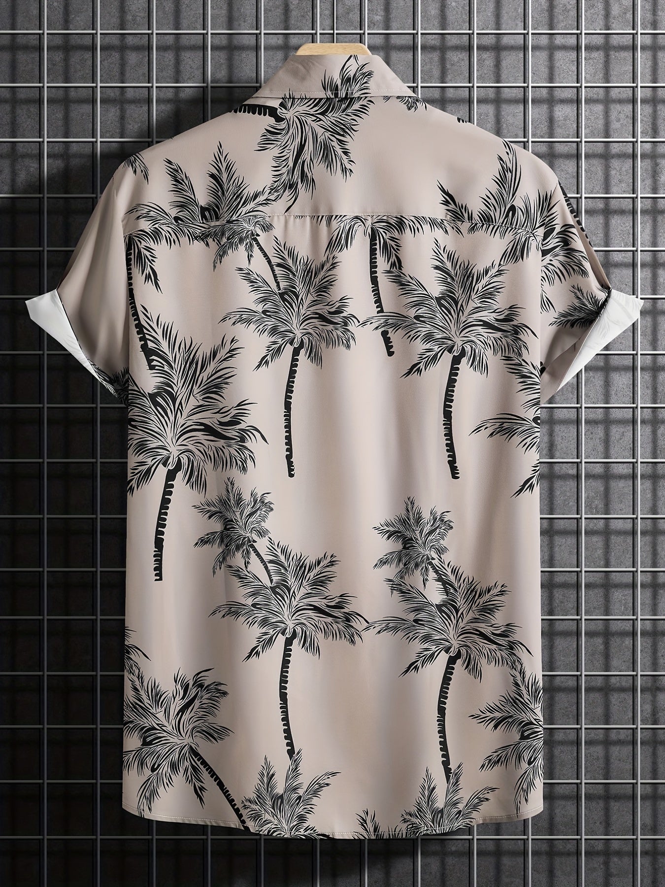 Casual shirt with short sleeves and palm tree motif for the summer holidays