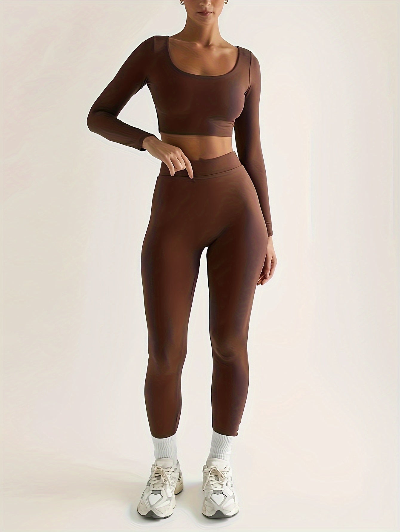 Sports set consisting of a long-sleeved crop top and high-waisted skinny pants