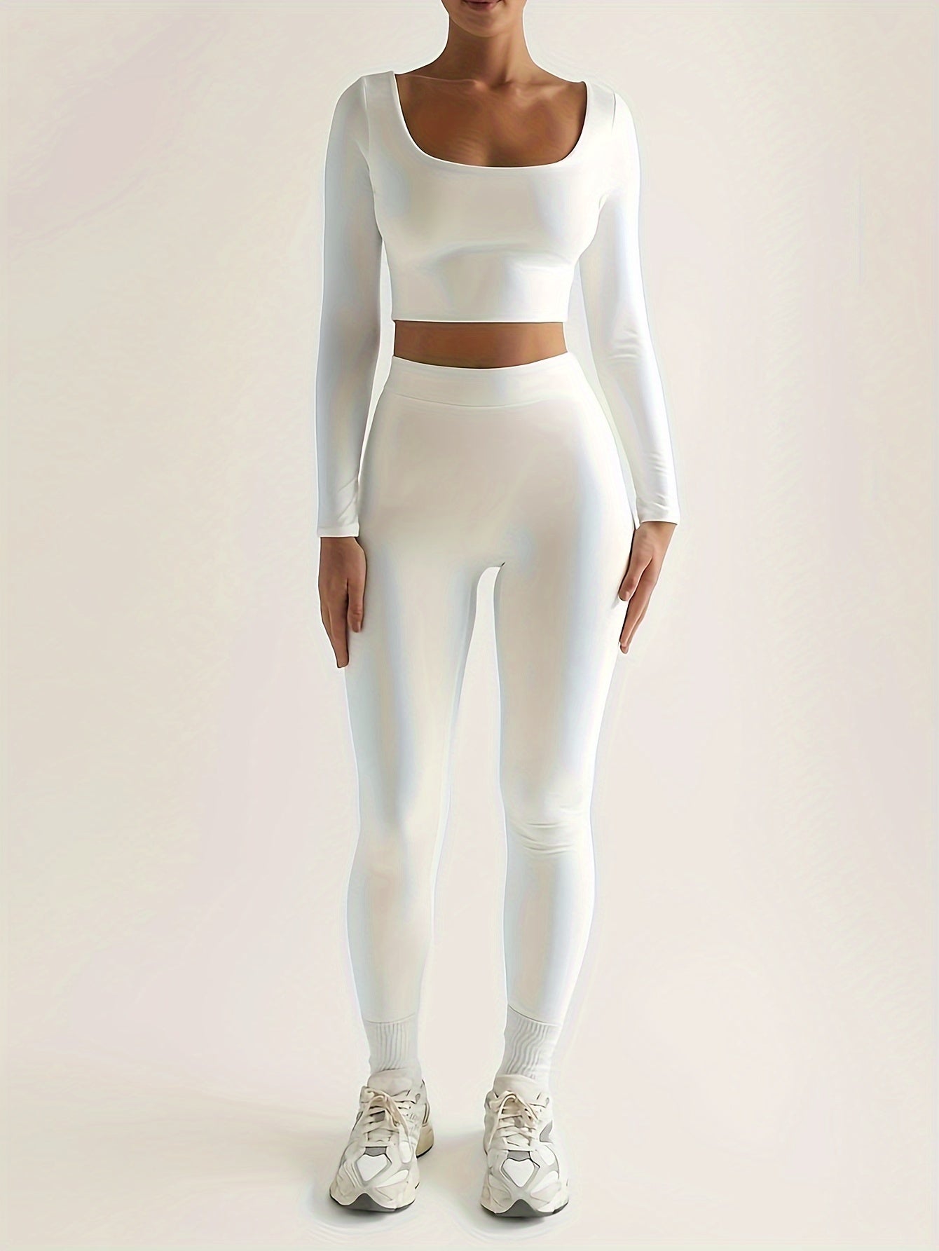 Sports set consisting of a long-sleeved crop top and high-waisted skinny pants