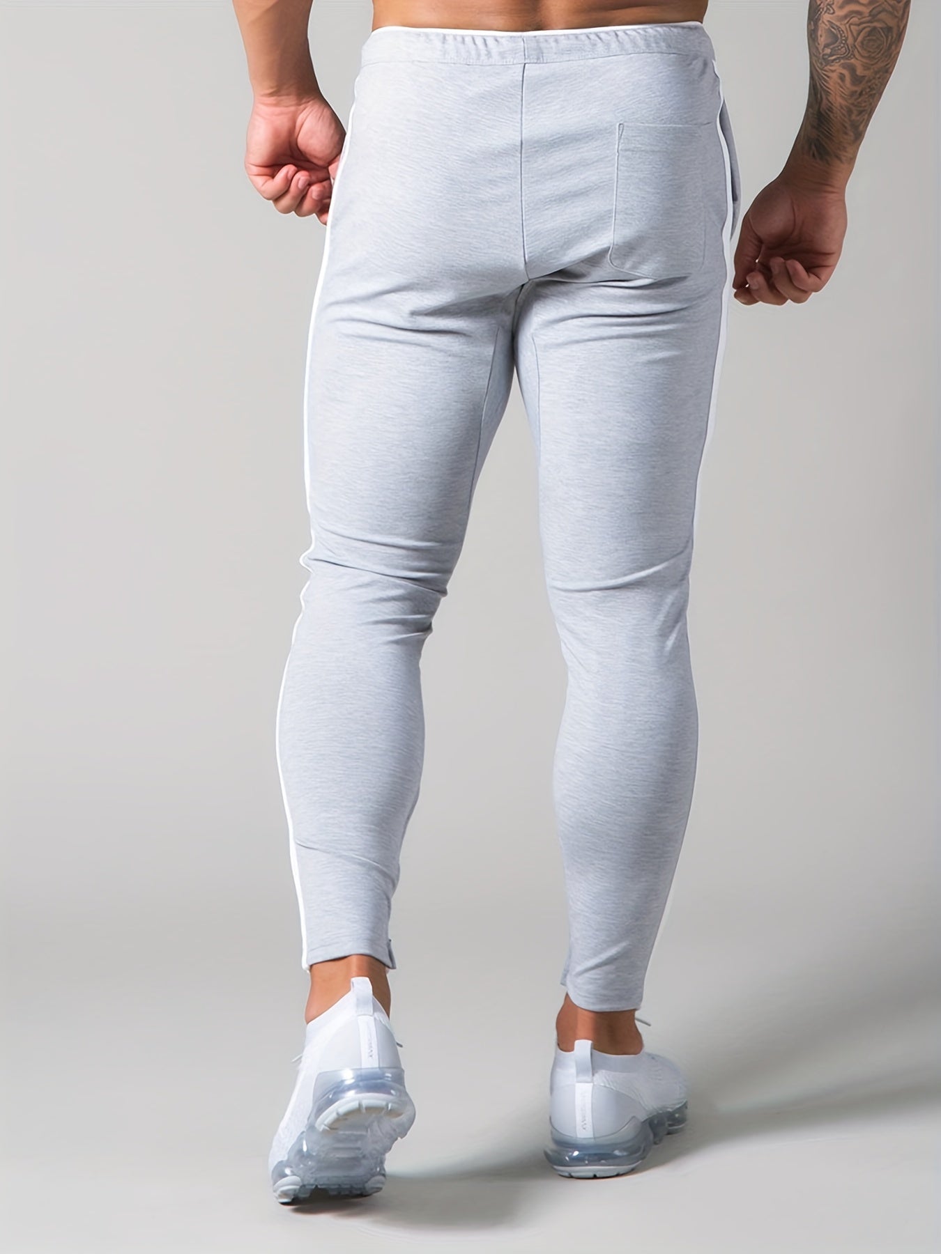 Sporty sweatpants with striped pattern