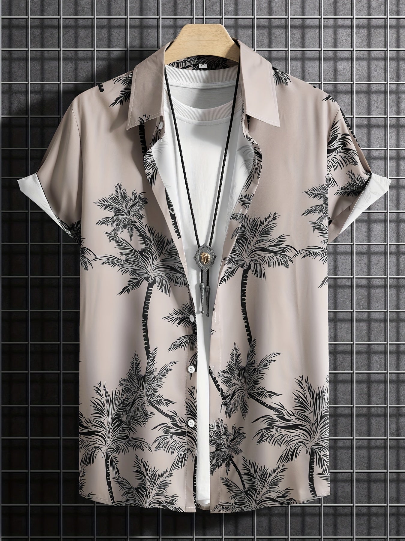 Casual shirt with short sleeves and palm tree motif for the summer holidays