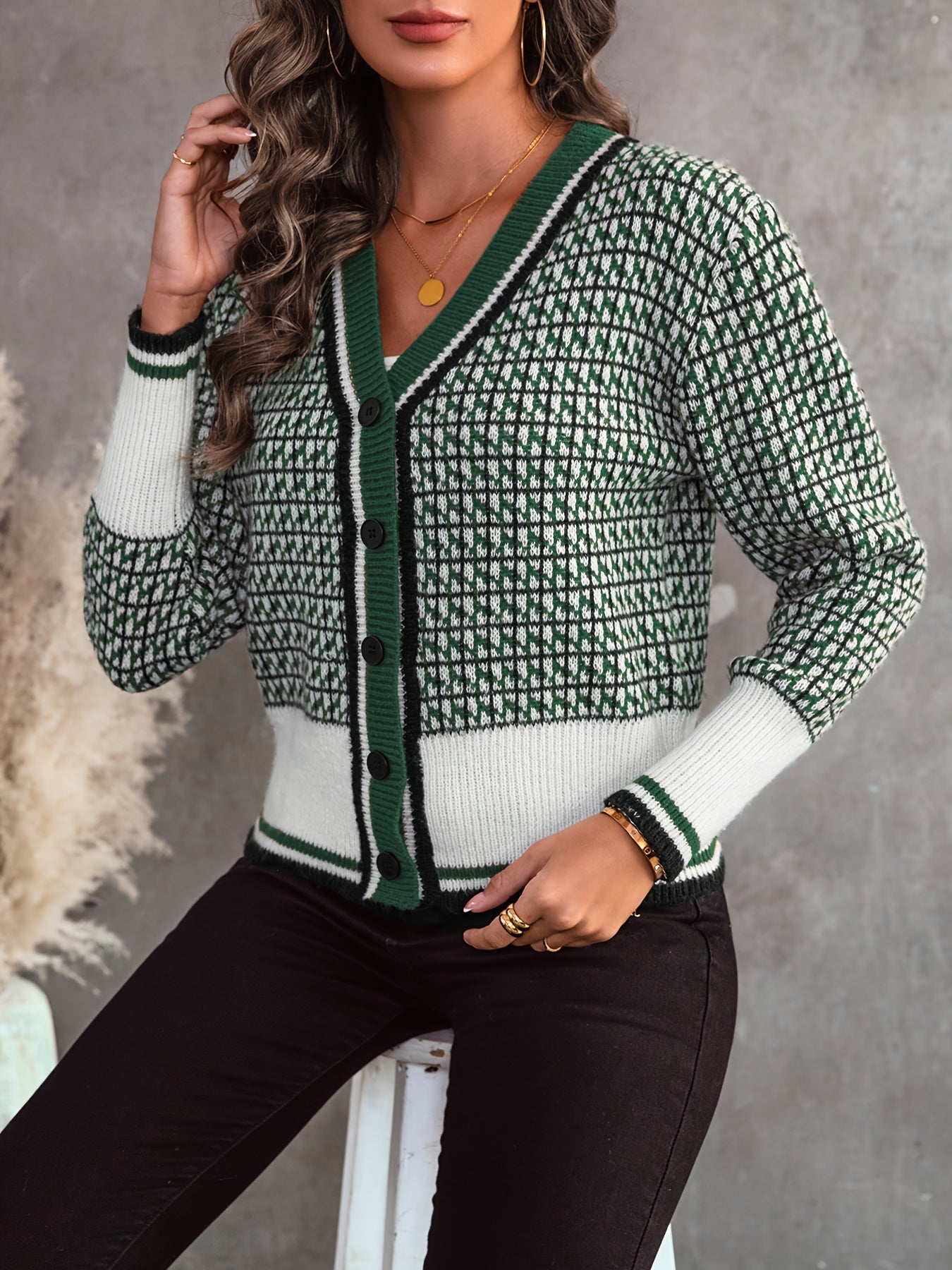 Cardigan with buttons and a diamond pattern