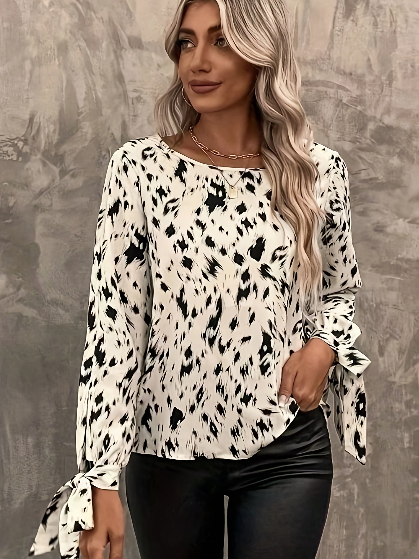 Elegant blouse with long sleeves and tied cuffs