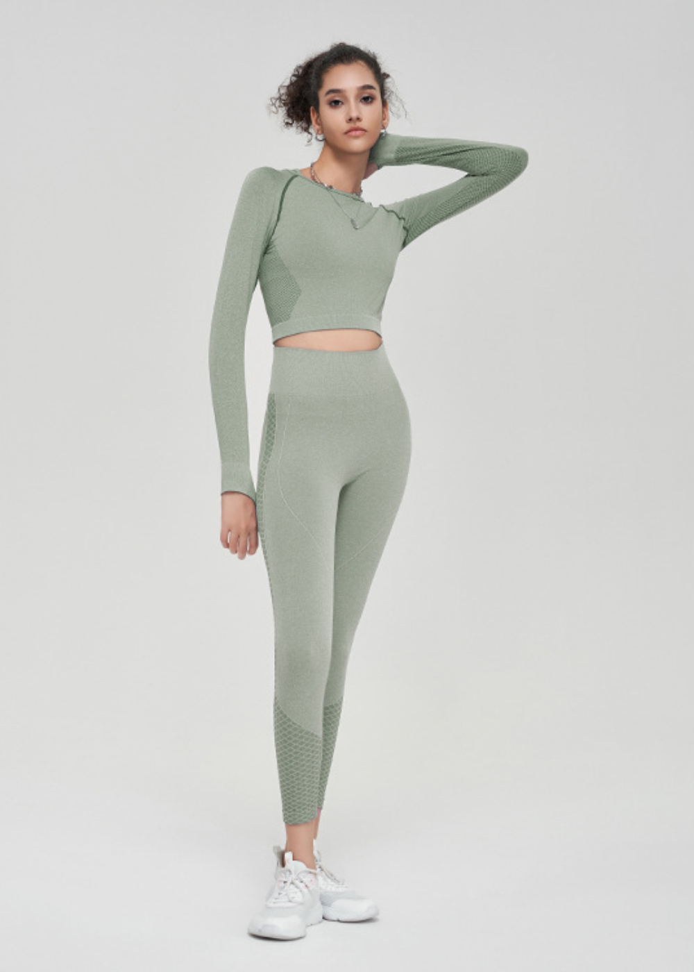 Seamless top and pants with long sleeves