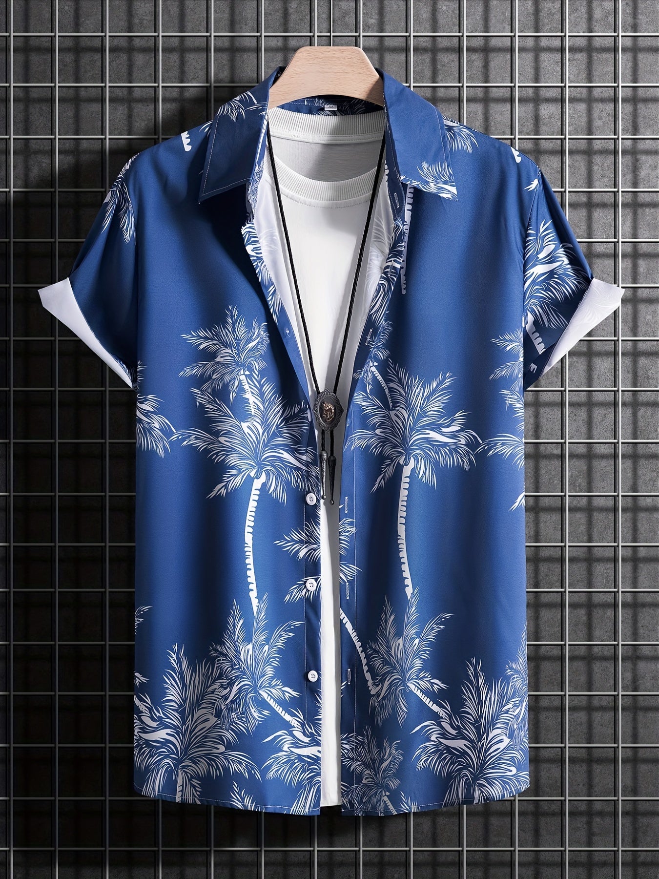 Casual shirt with short sleeves and palm tree motif for the summer holidays