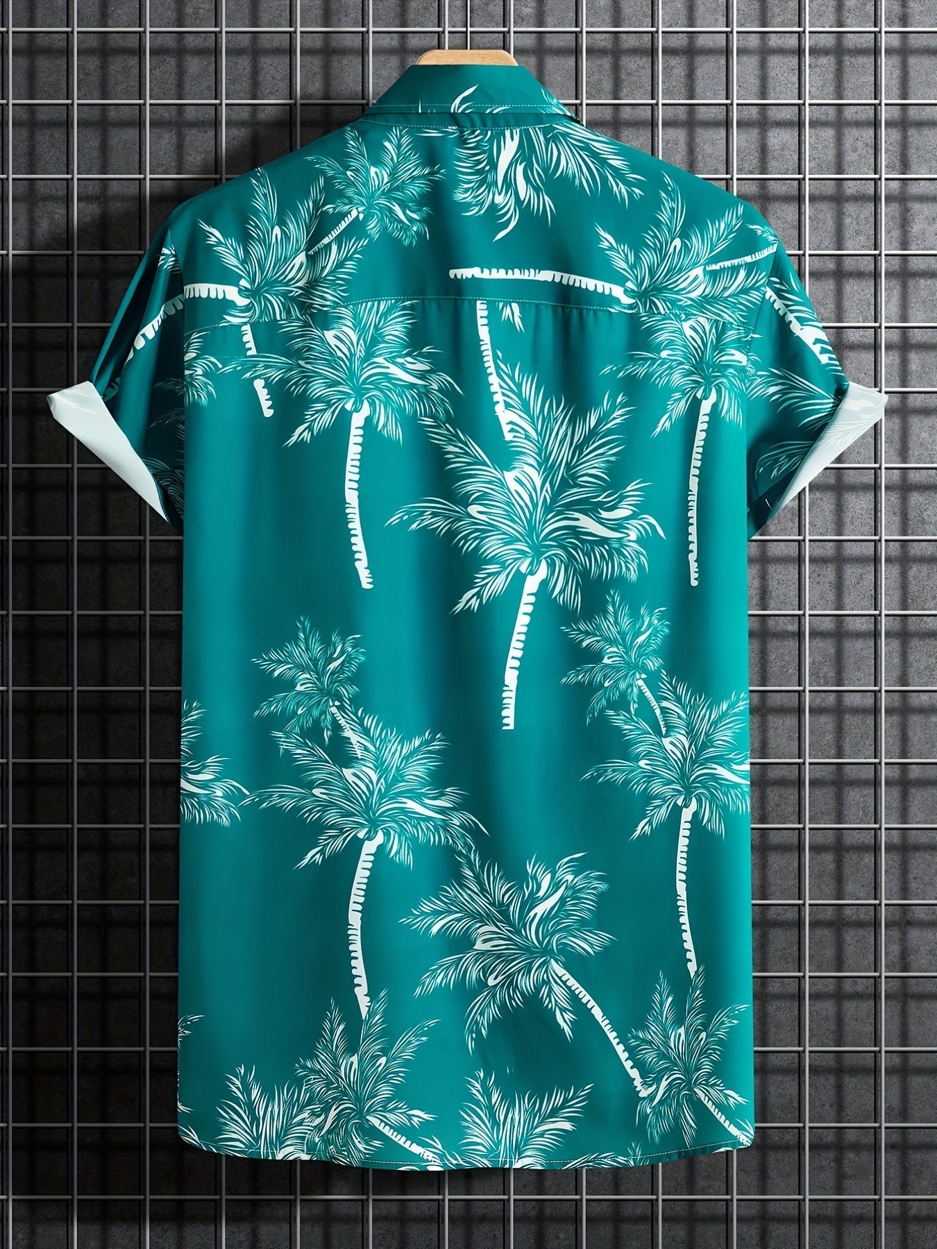 Casual shirt with short sleeves and palm tree motif for the summer holidays