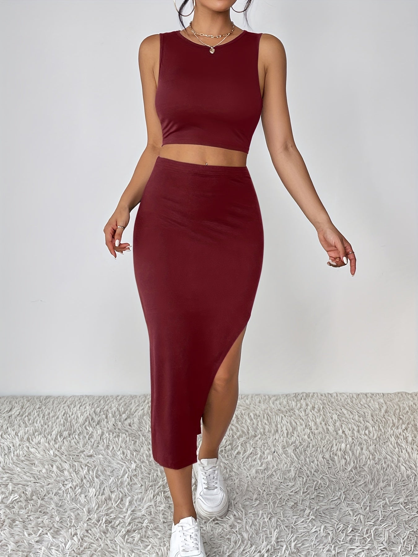 Set of cropped tank top and skirt with high waist and slit