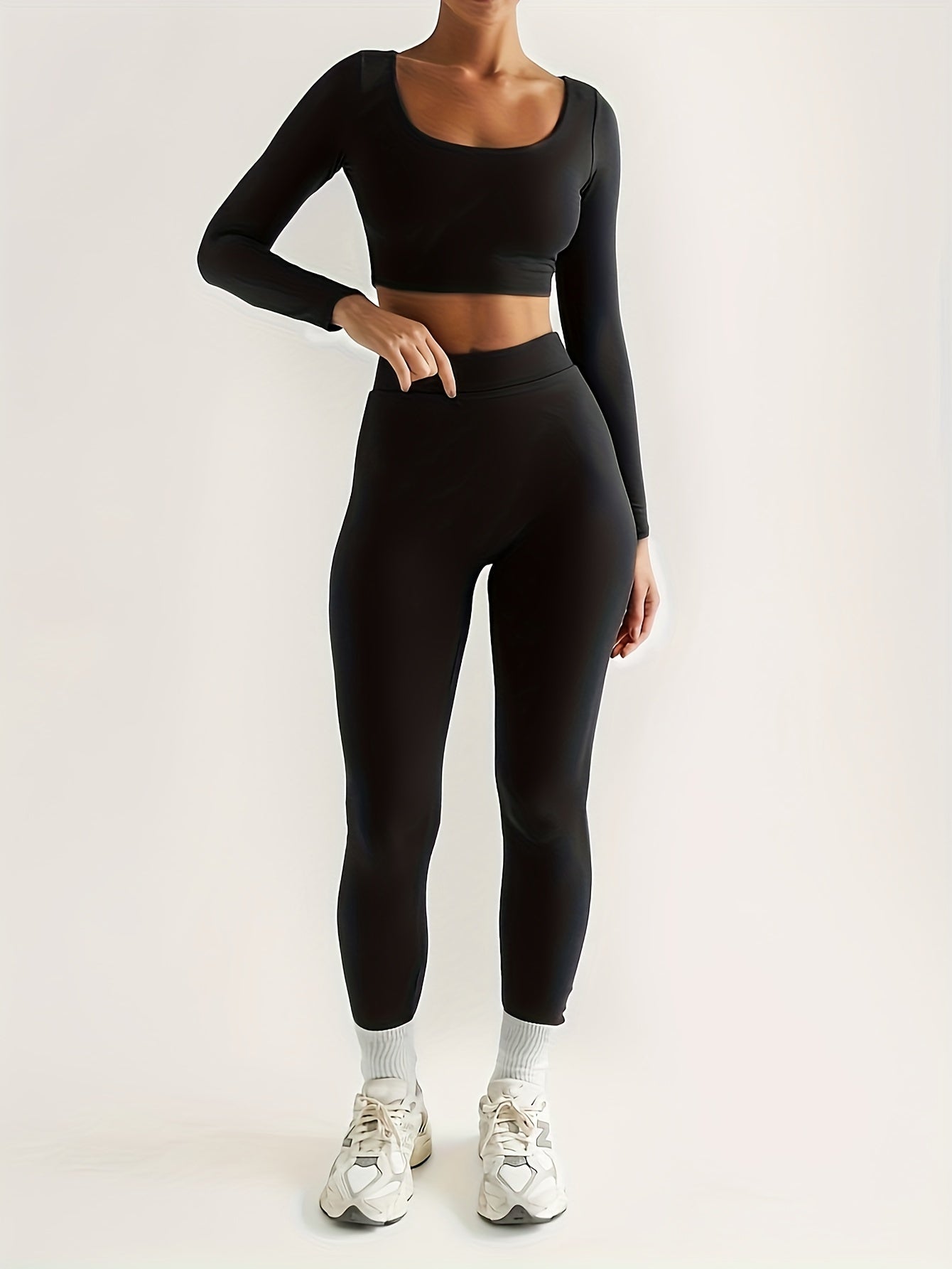 Sports set consisting of a long-sleeved crop top and high-waisted skinny pants