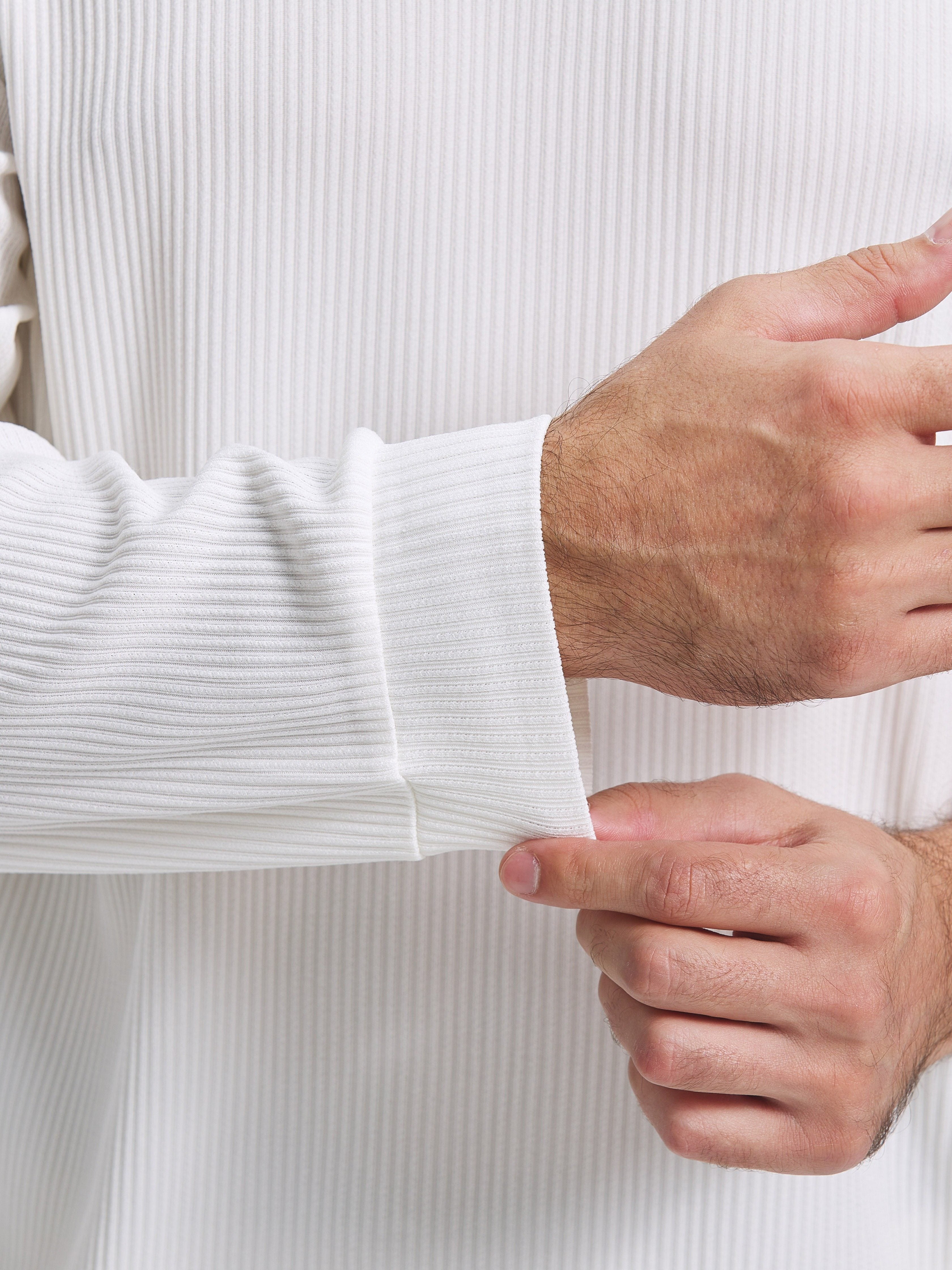 Ribbed white shirt with long sleeves