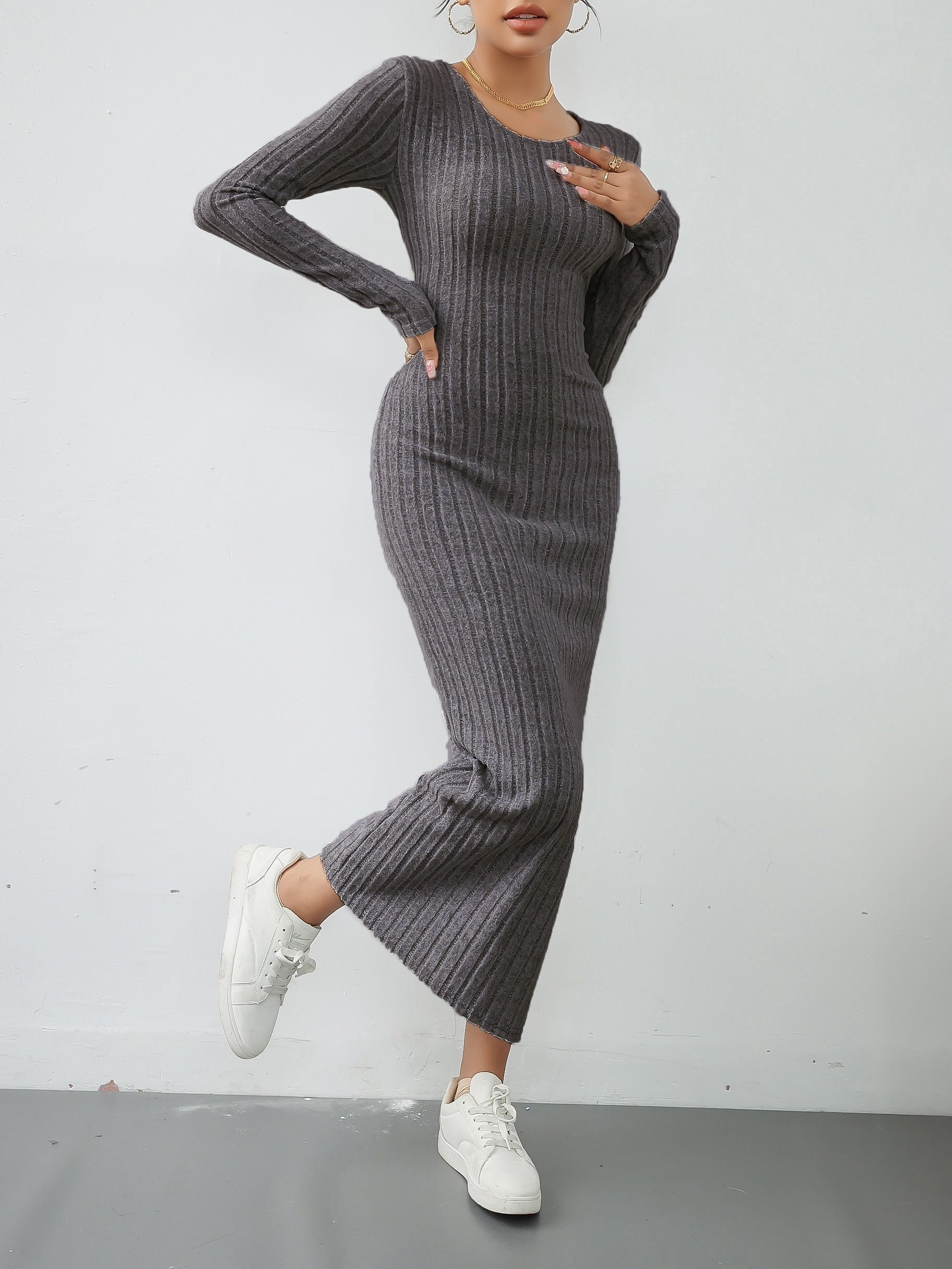 Elegant gray ribbed dress with slit