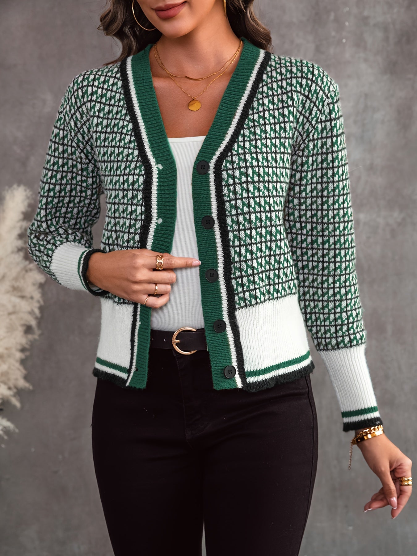 Cardigan with buttons and a diamond pattern