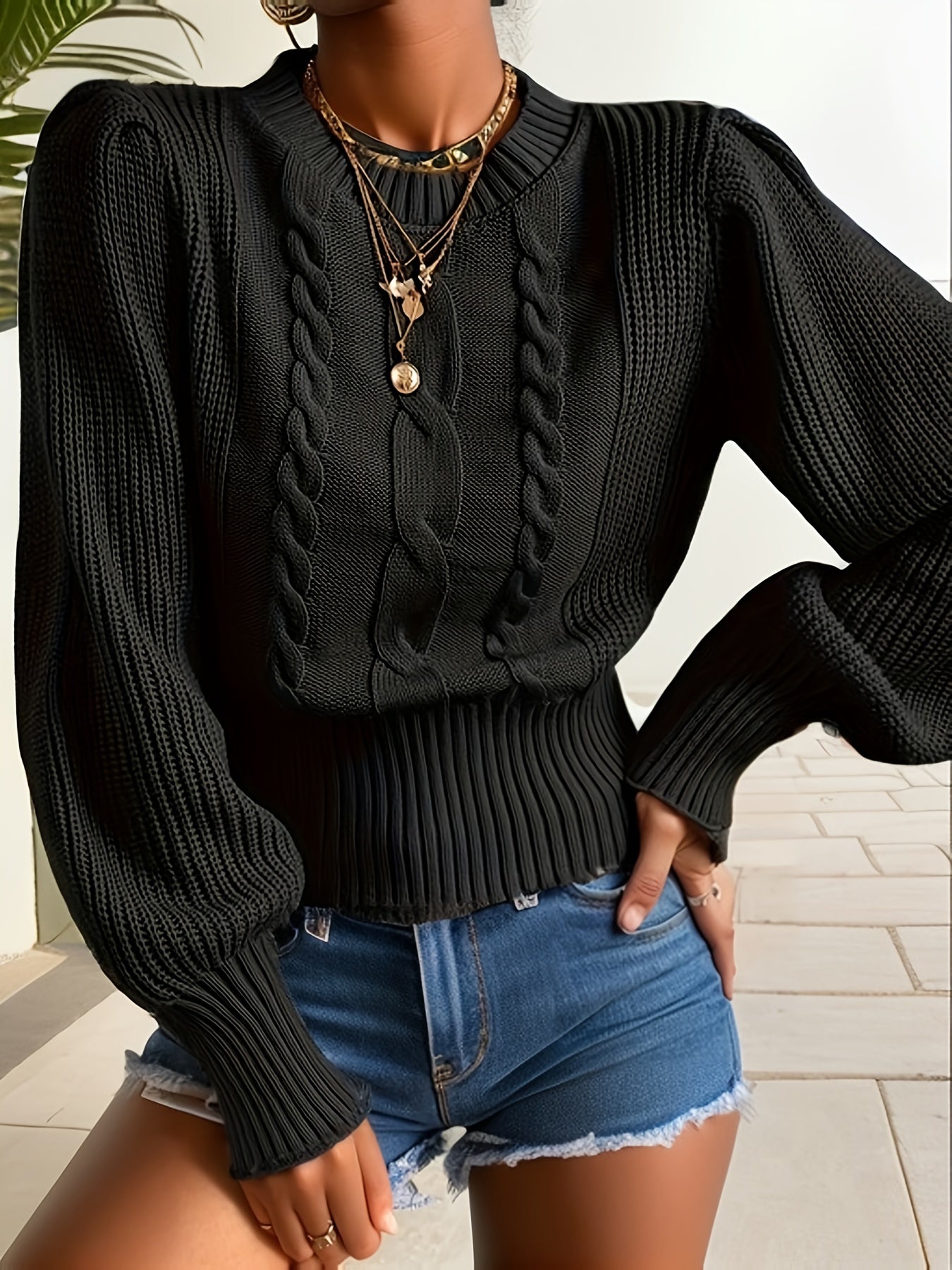 Black sweater with round neck and twisted pattern