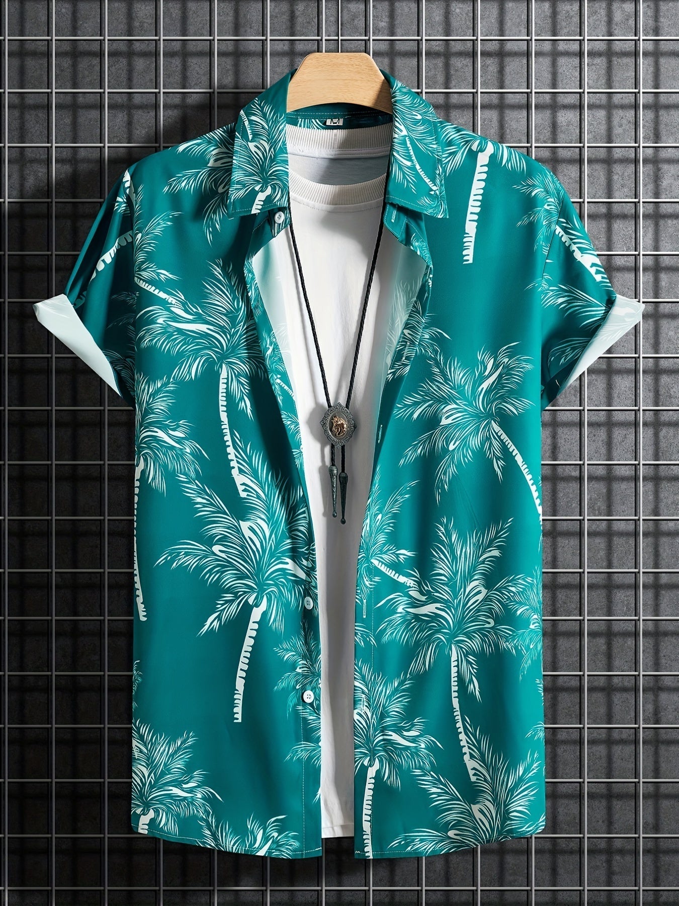 Casual shirt with short sleeves and palm tree motif for the summer holidays