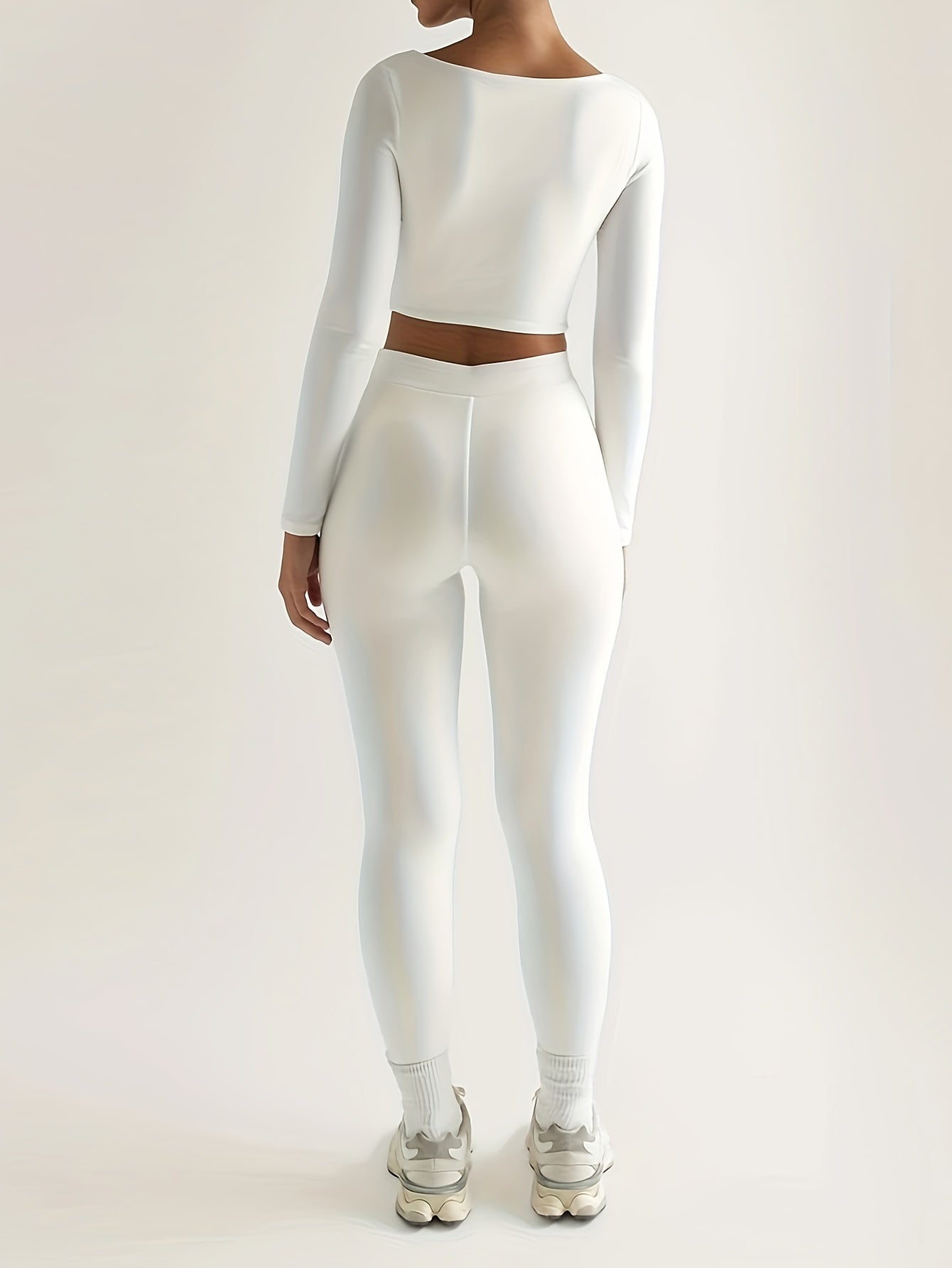 Sports set consisting of a long-sleeved crop top and high-waisted skinny pants