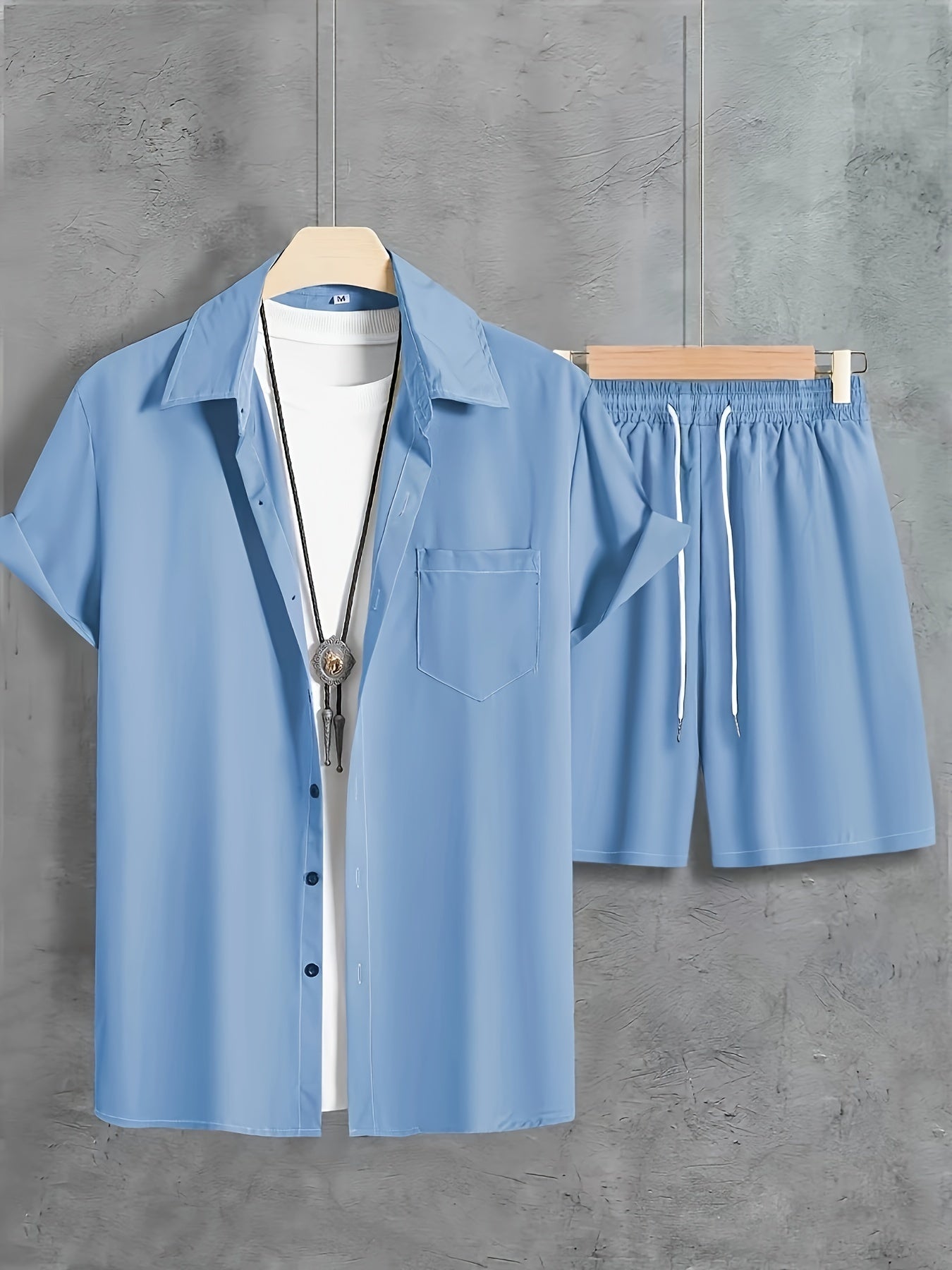 Casual set consisting of a short-sleeved lapel shirt with button closure and shorts with drawstring