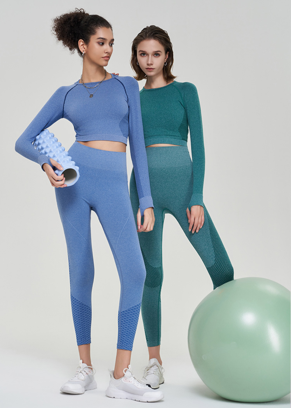 Seamless top and pants with long sleeves