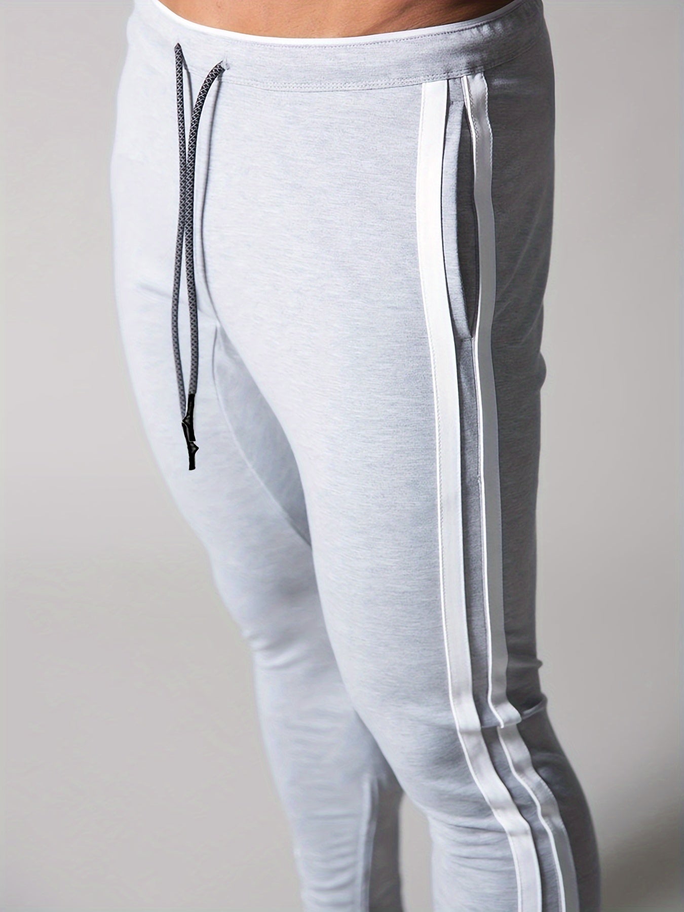 Sporty sweatpants with striped pattern