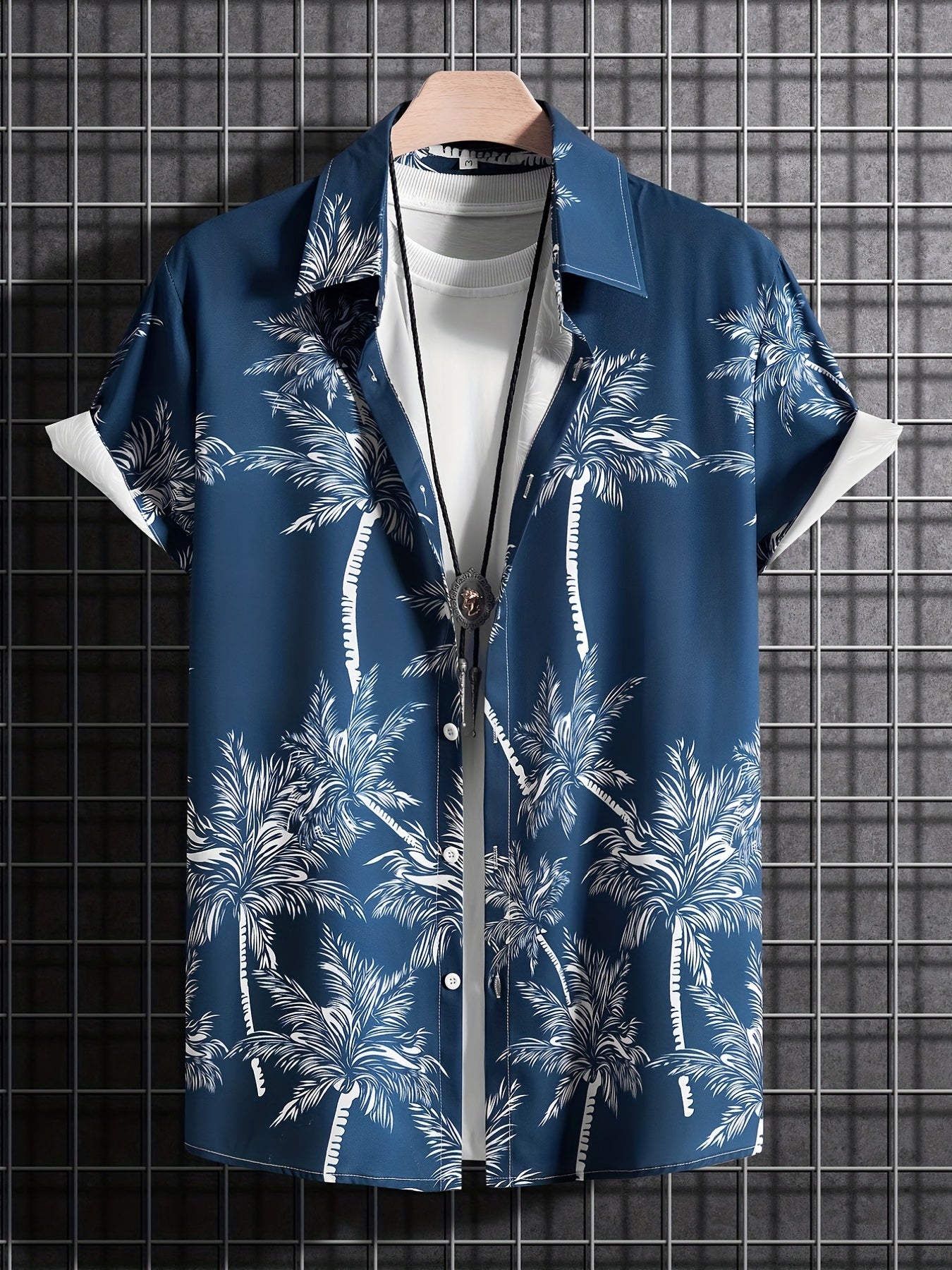 Casual shirt with short sleeves and palm tree motif for the summer holidays