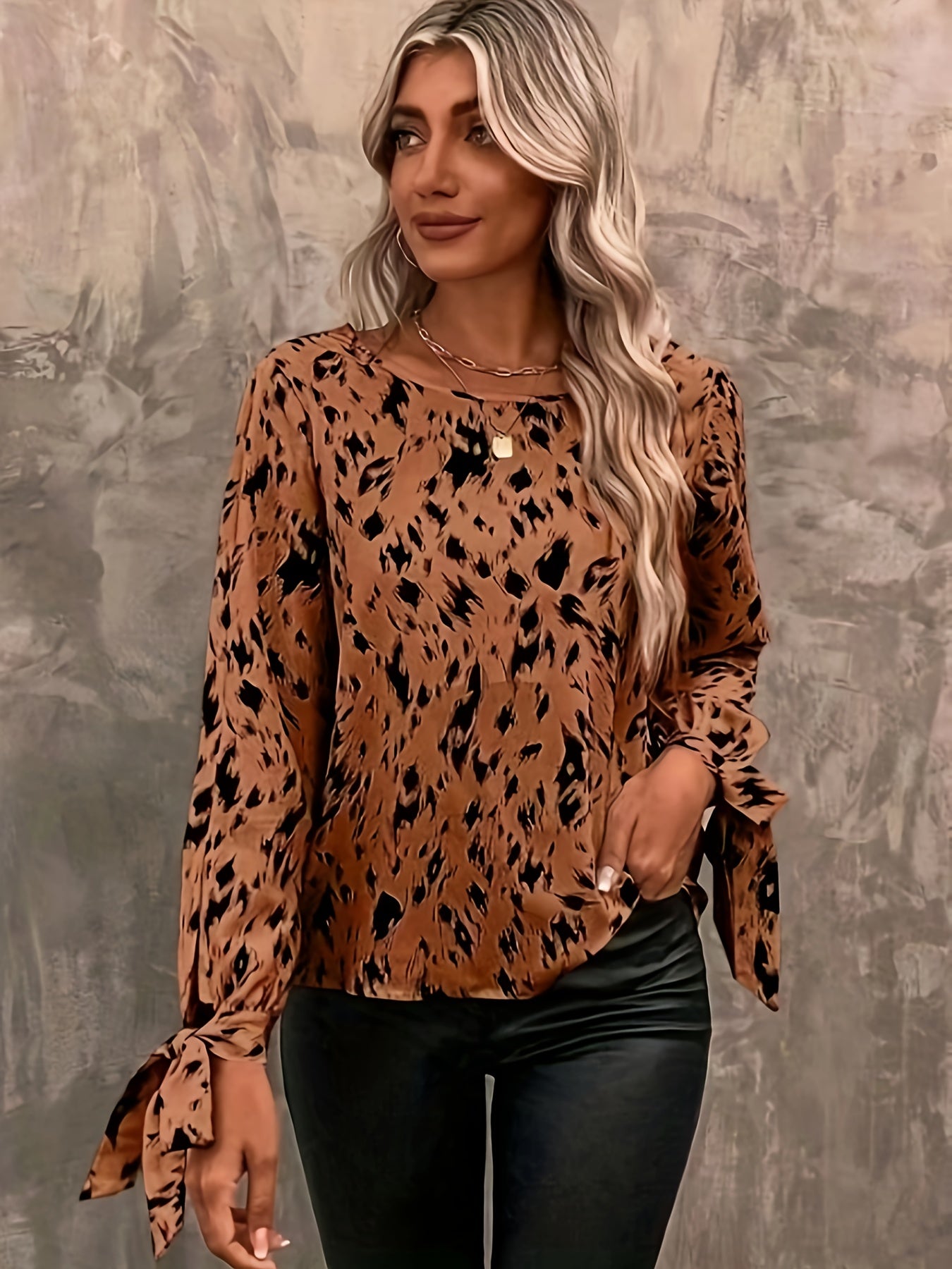 Elegant blouse with long sleeves and tied cuffs