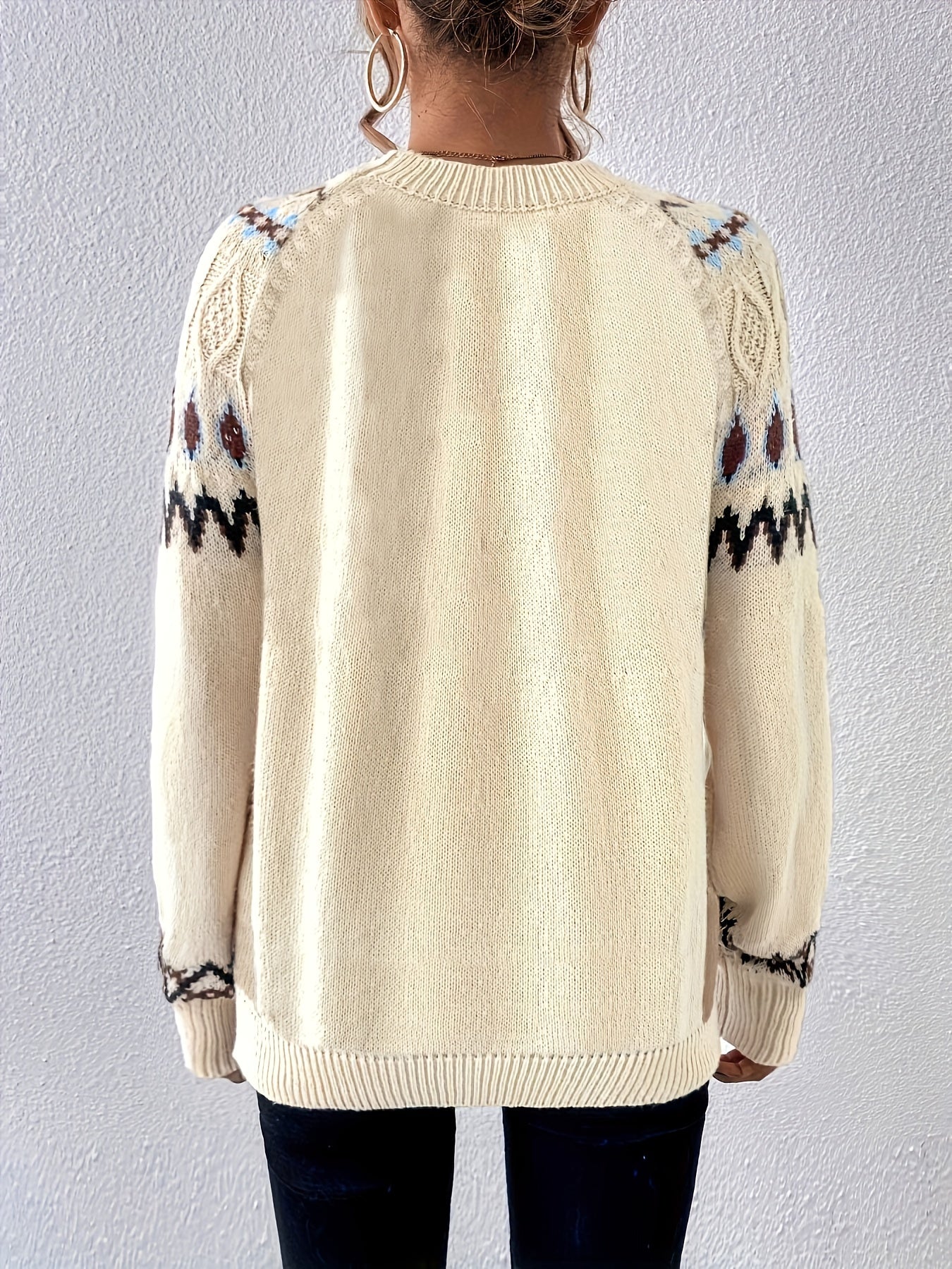 Round neck sweater with geo pattern