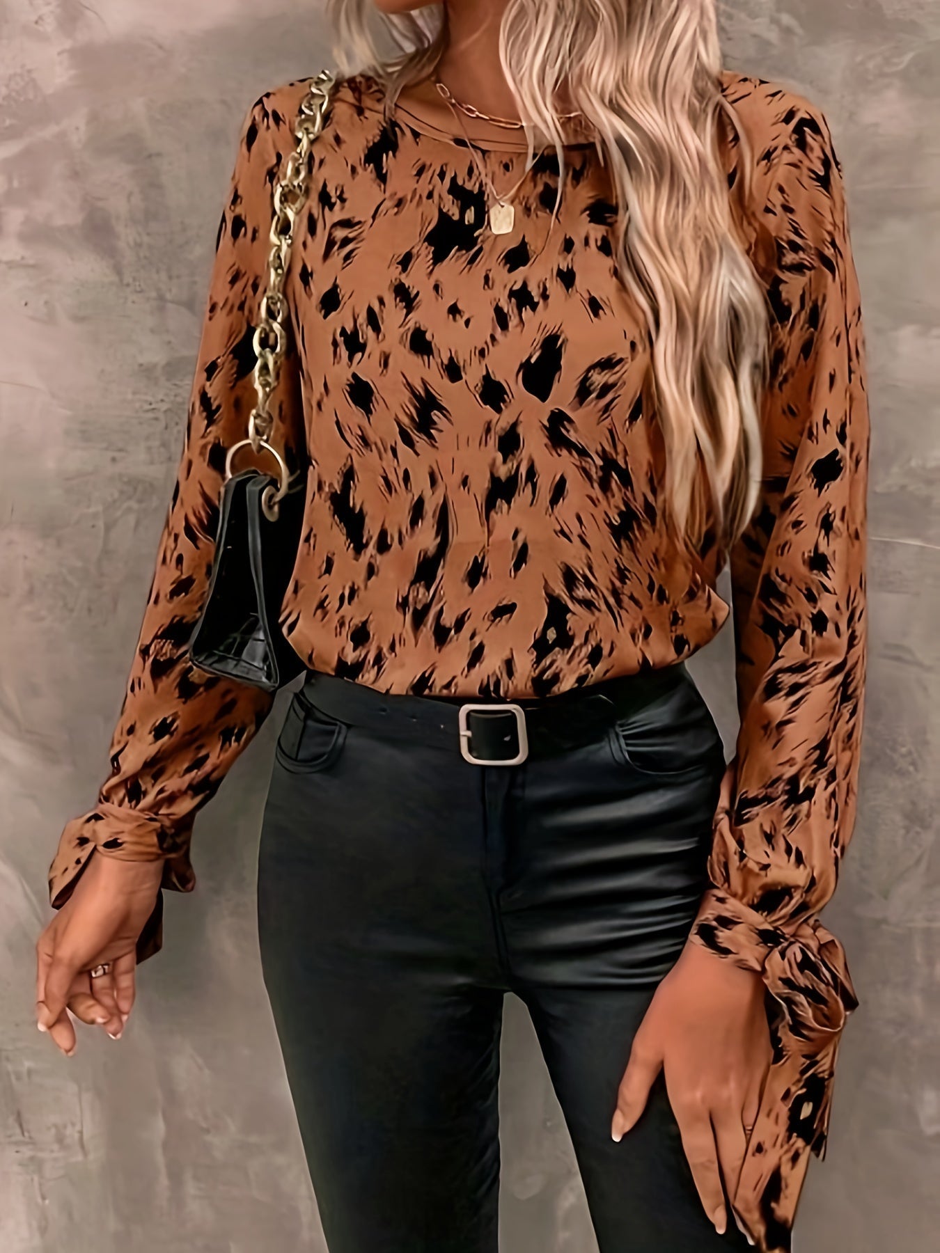 Elegant blouse with long sleeves and tied cuffs