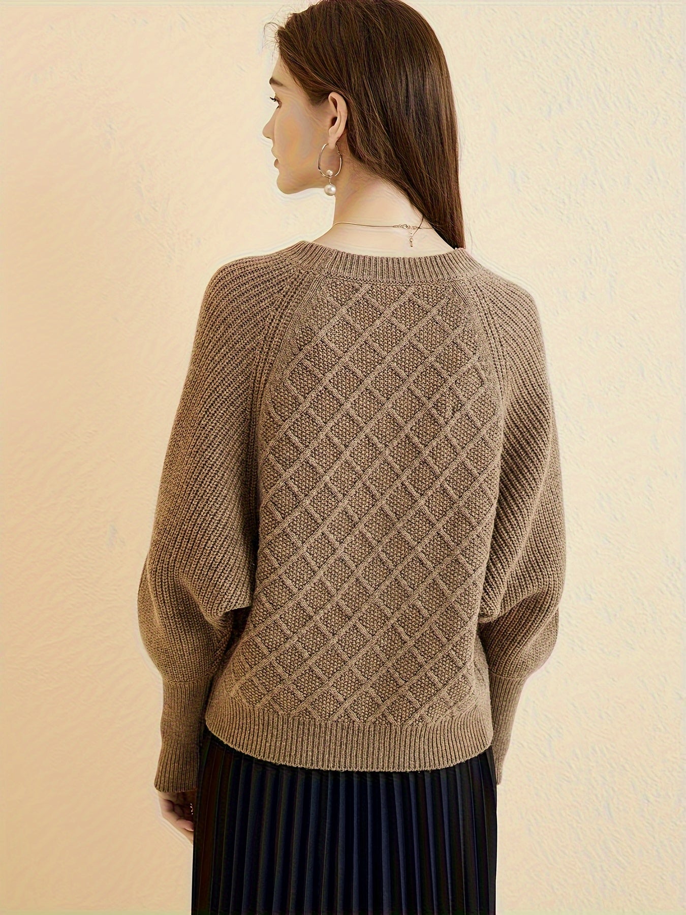 Elegant sweater with batwing sleeves