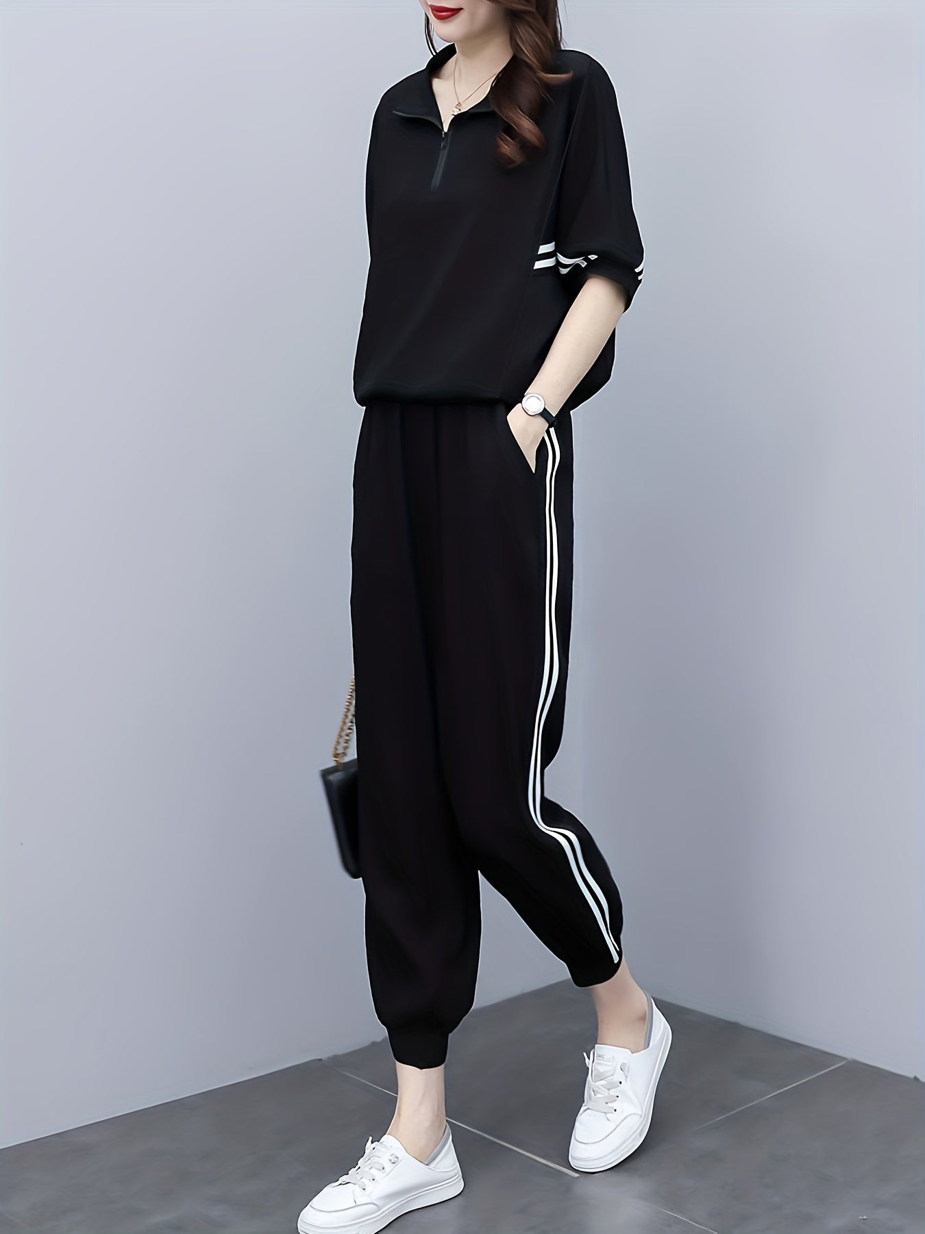 Set consisting of a black T-shirt with half sleeves and high-waisted trousers