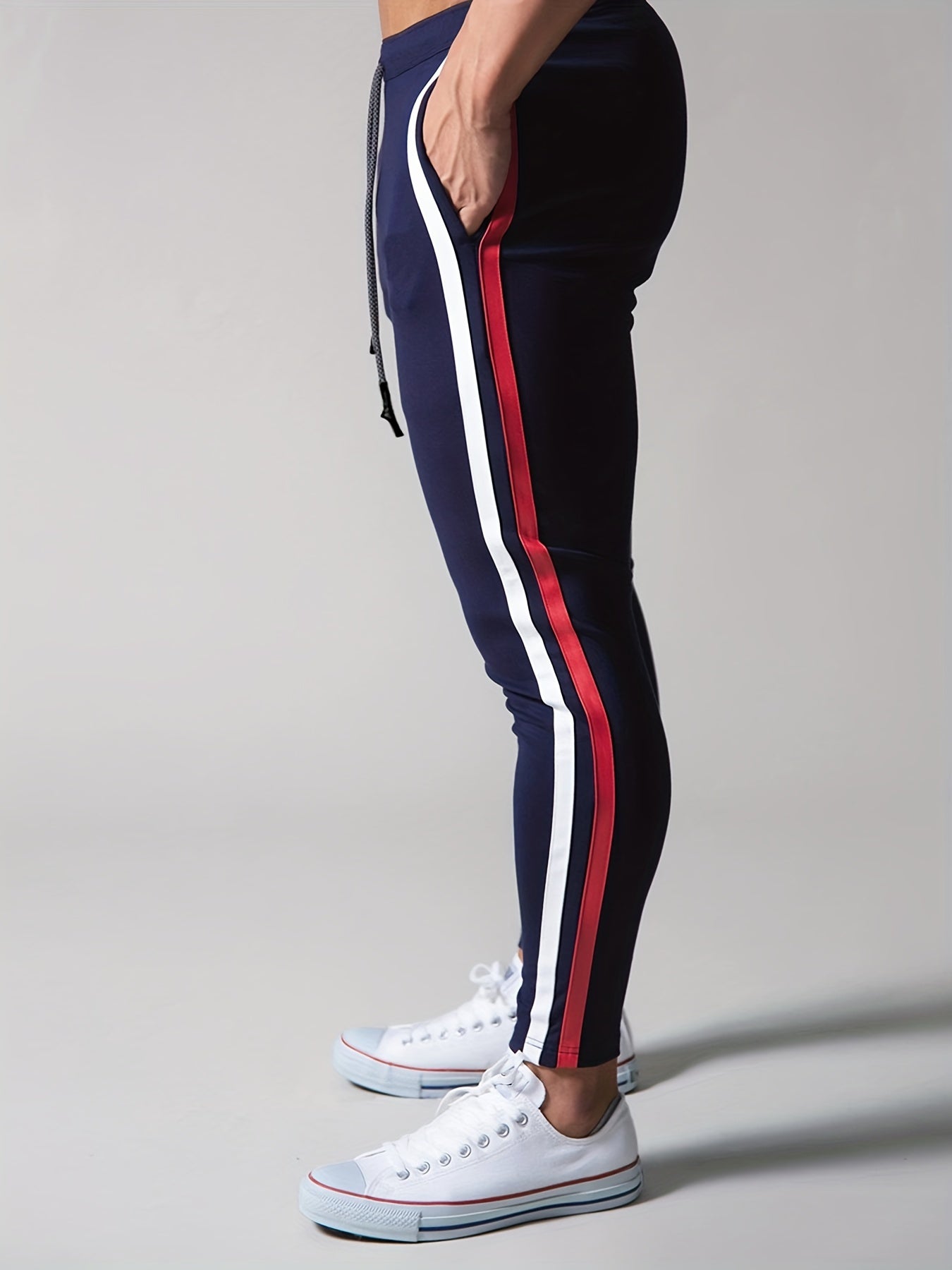 Sporty sweatpants with striped pattern