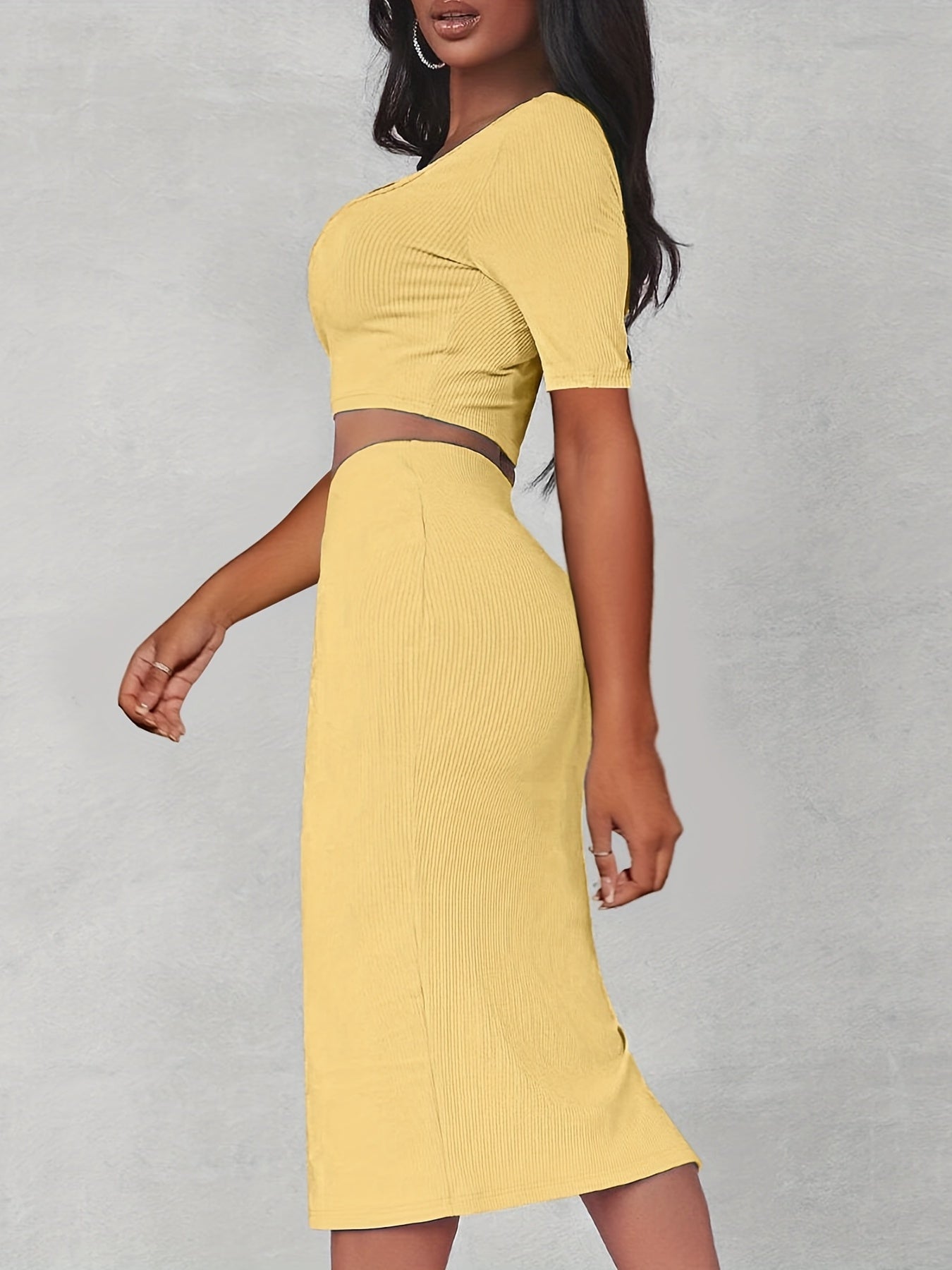 Set consisting of a crop top with cutout and a fitted skirt with slit