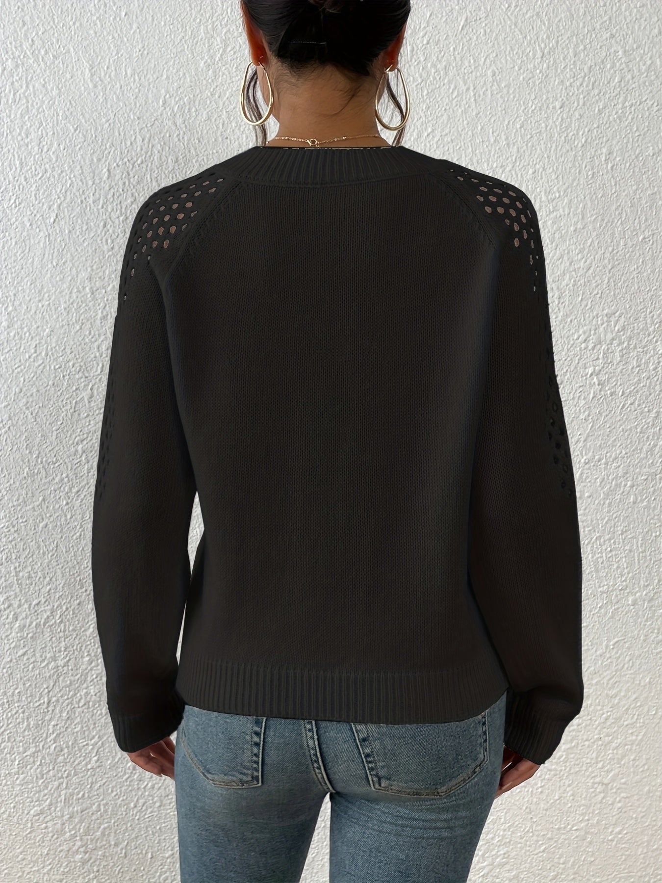 Wide sweater with long sleeves, V-neck and shoulder cutout