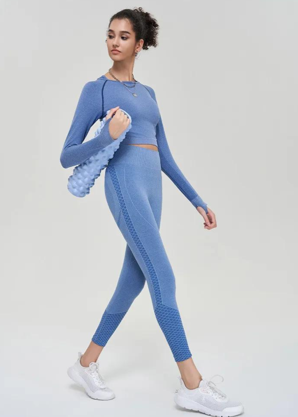 Seamless top and pants with long sleeves